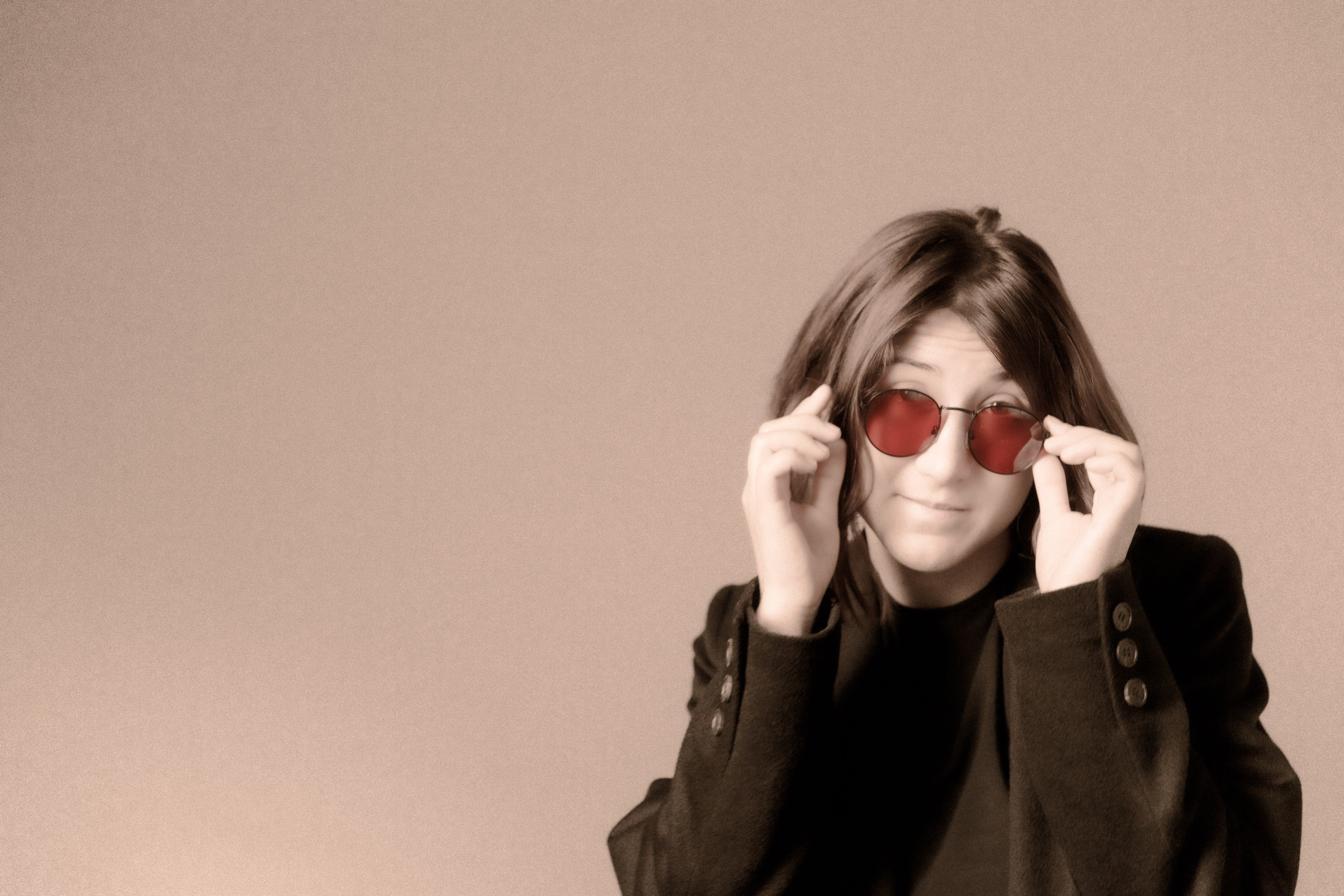 Фотосессия в студии девушка танцует в образе Джона Леннона