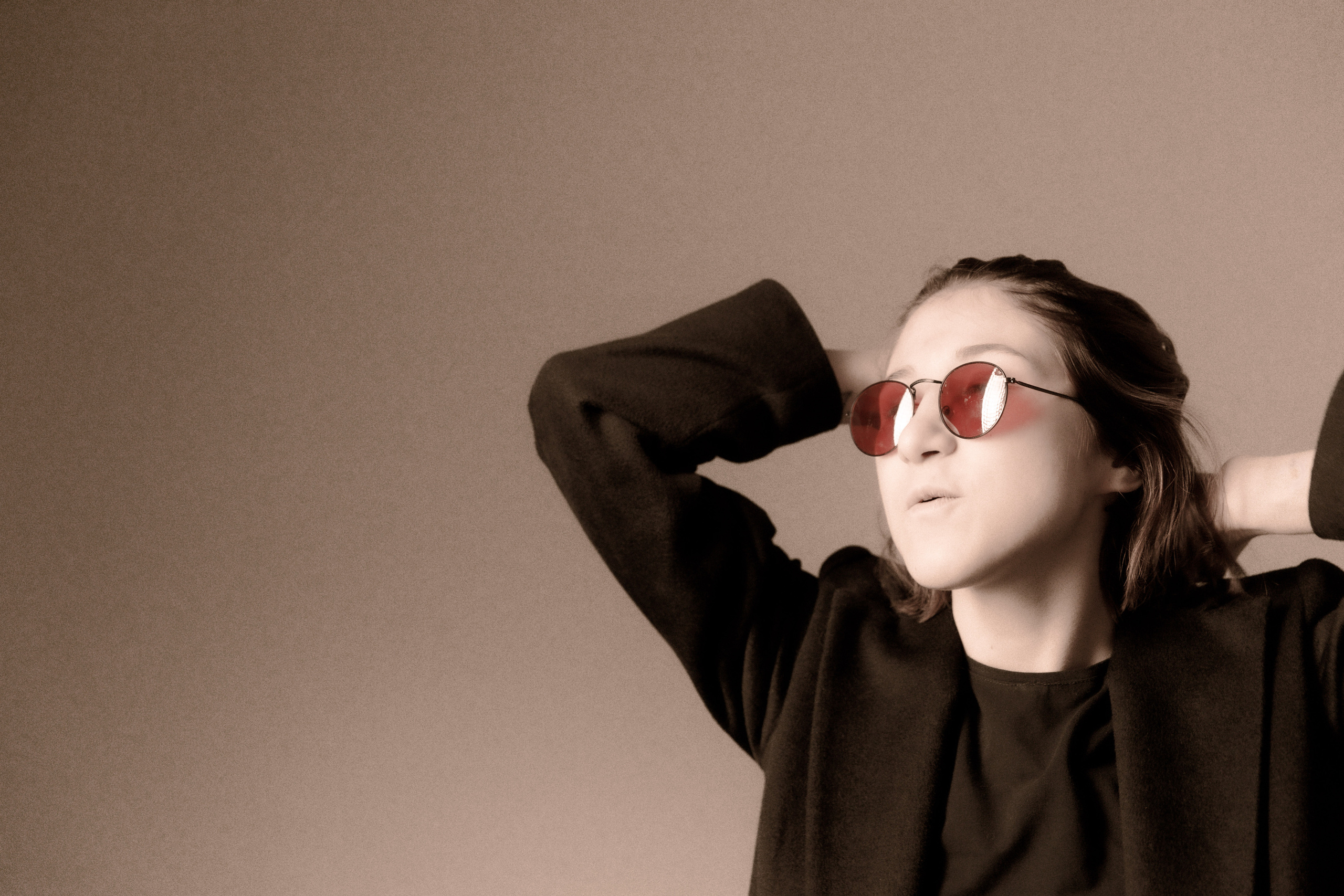 Фотосессия в студии девушка танцует в образе Джона Леннона