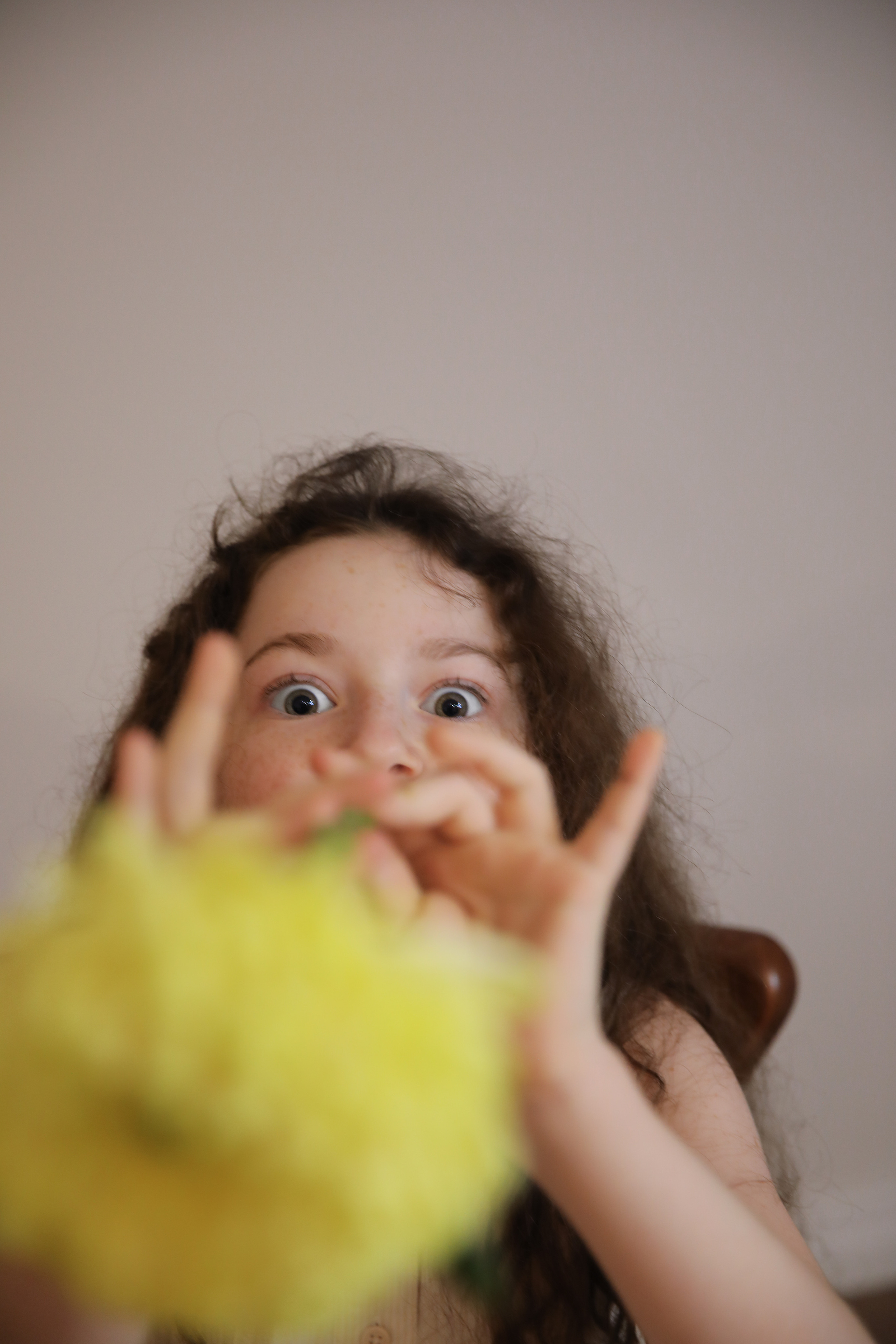 девочка играет с цветком