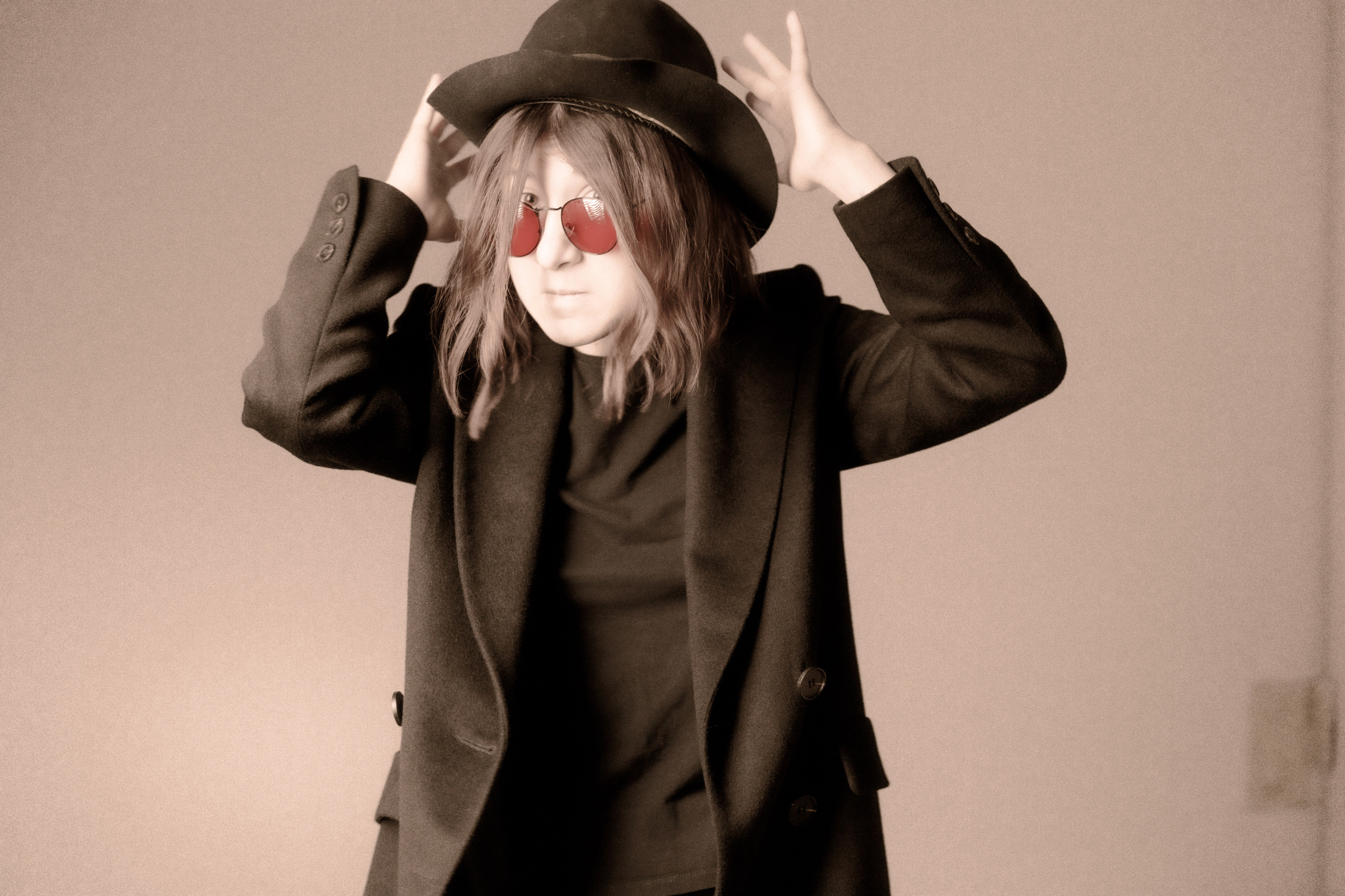 Фотосессия в студии девушка танцует в образе Джона Леннона
