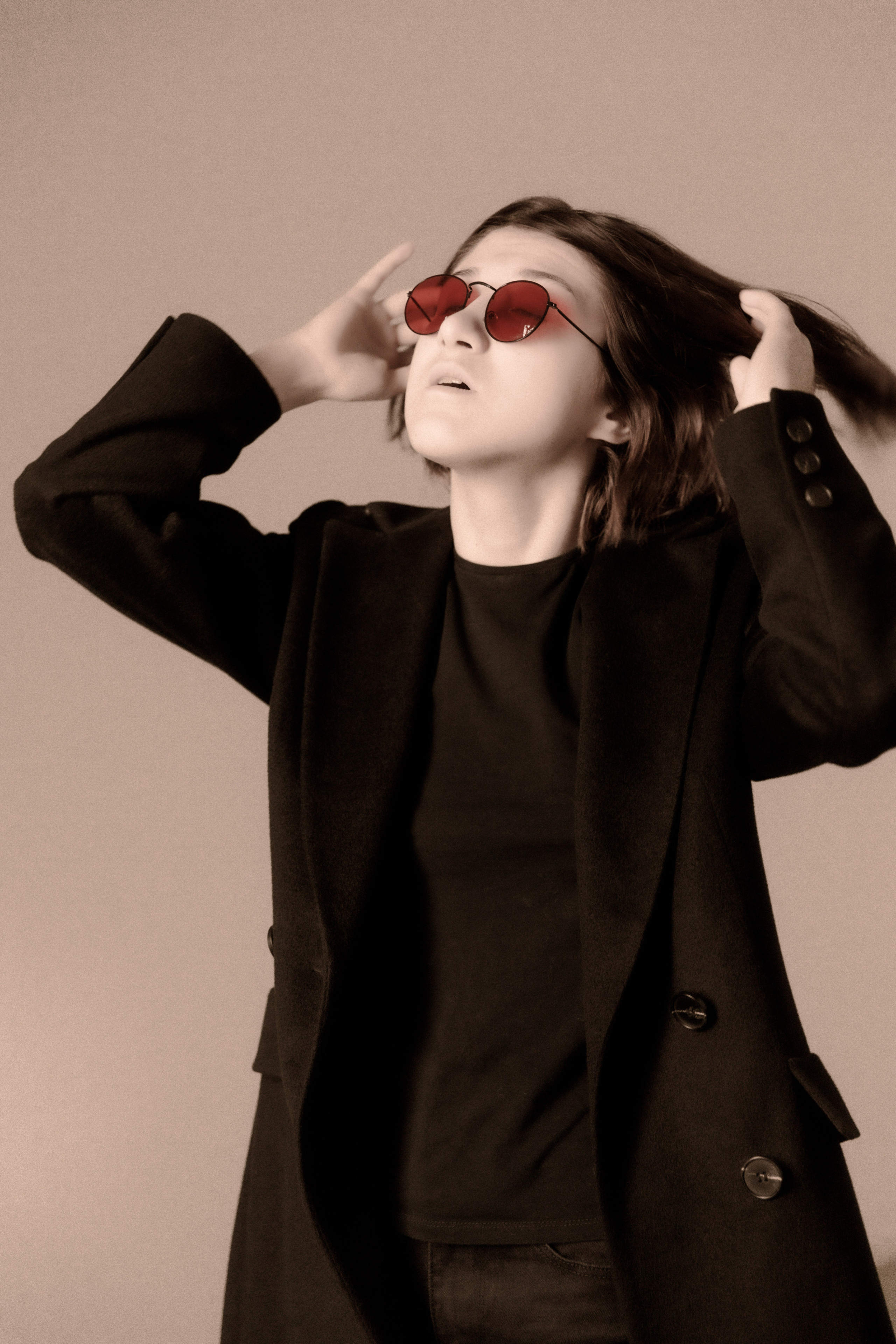 Фотосессия в студии девушка танцует в образе Джона Леннона