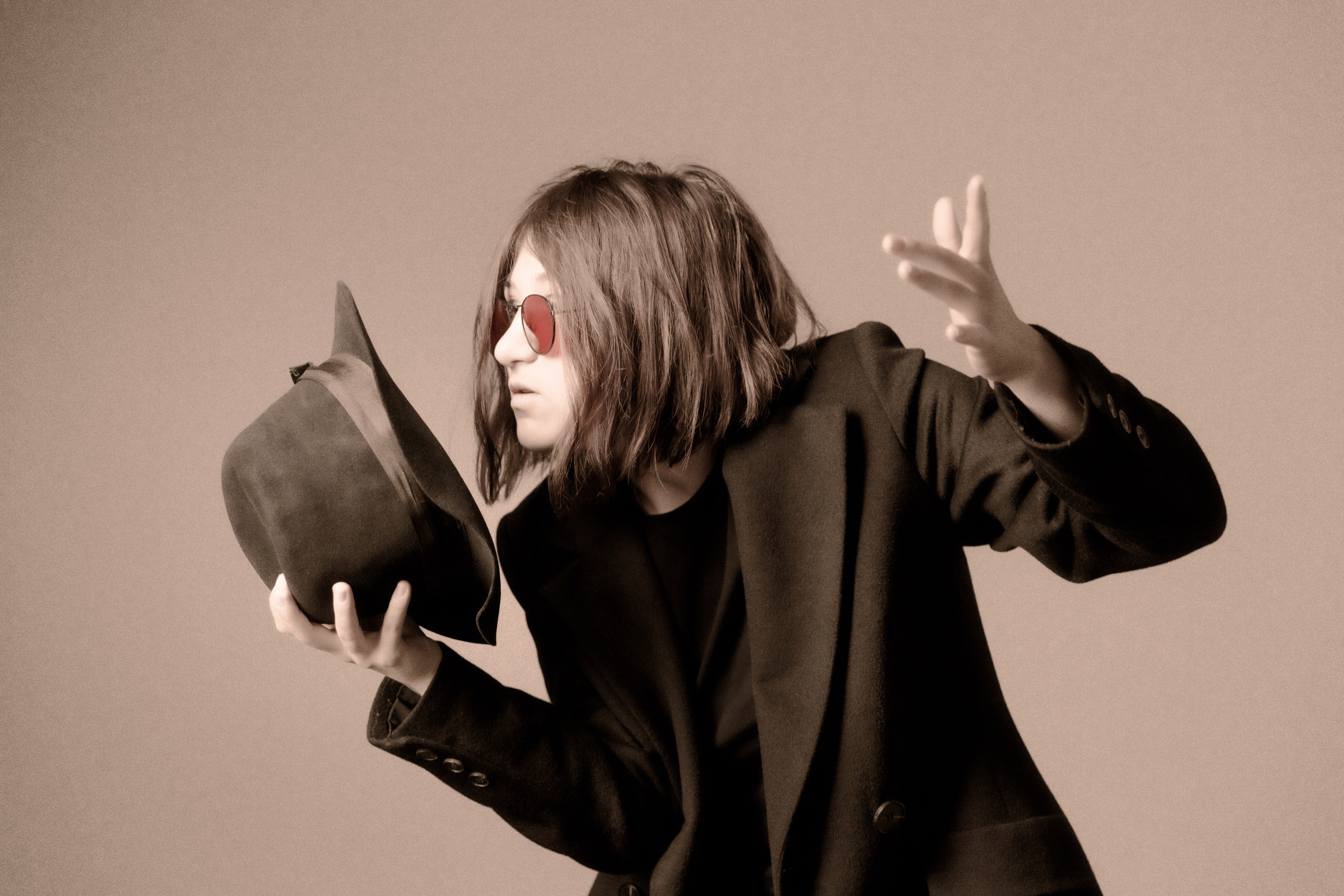 Фотосессия в студии девушка танцует в образе Джона Леннона