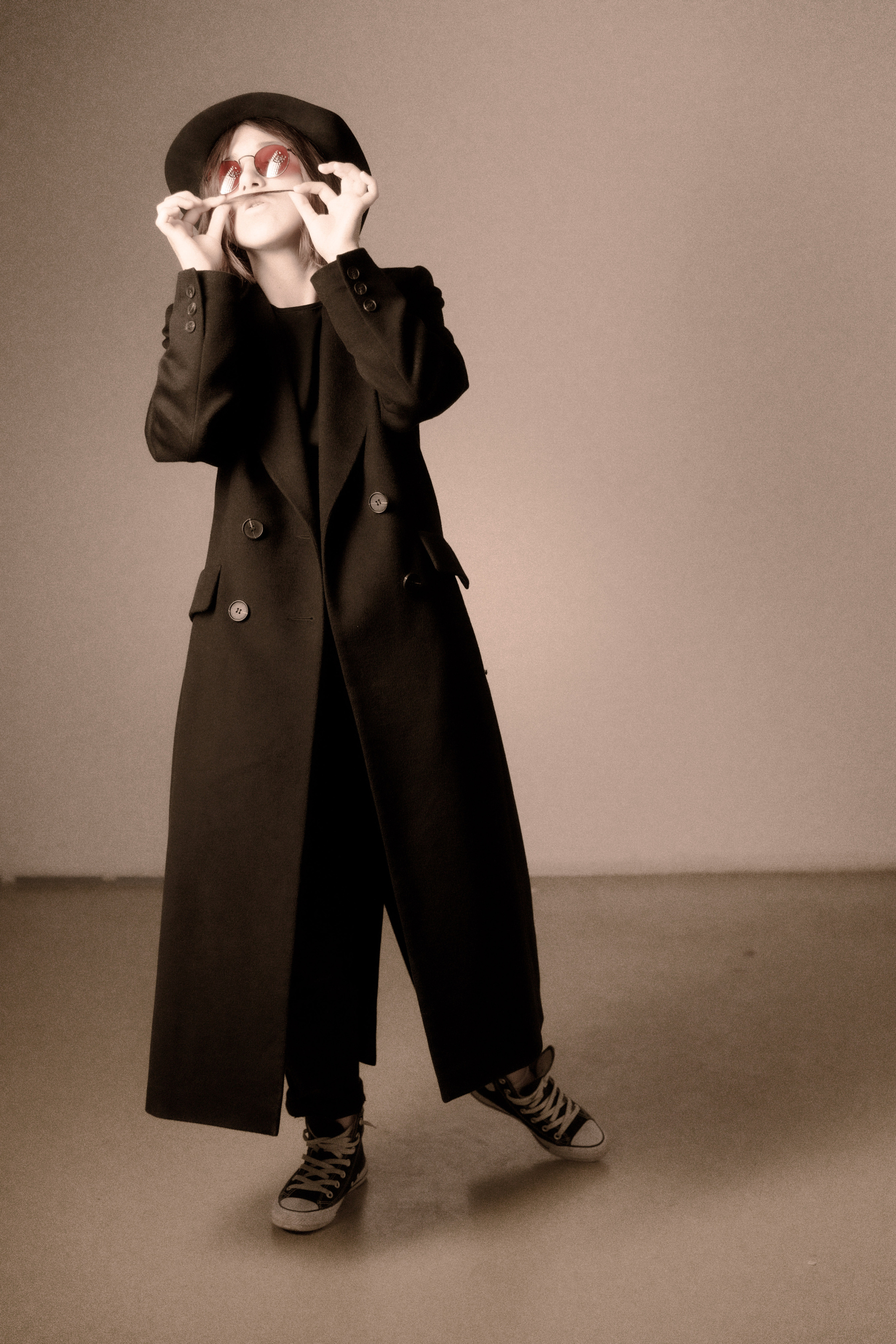 Фотосессия в студии девушка танцует в образе Джона Леннона