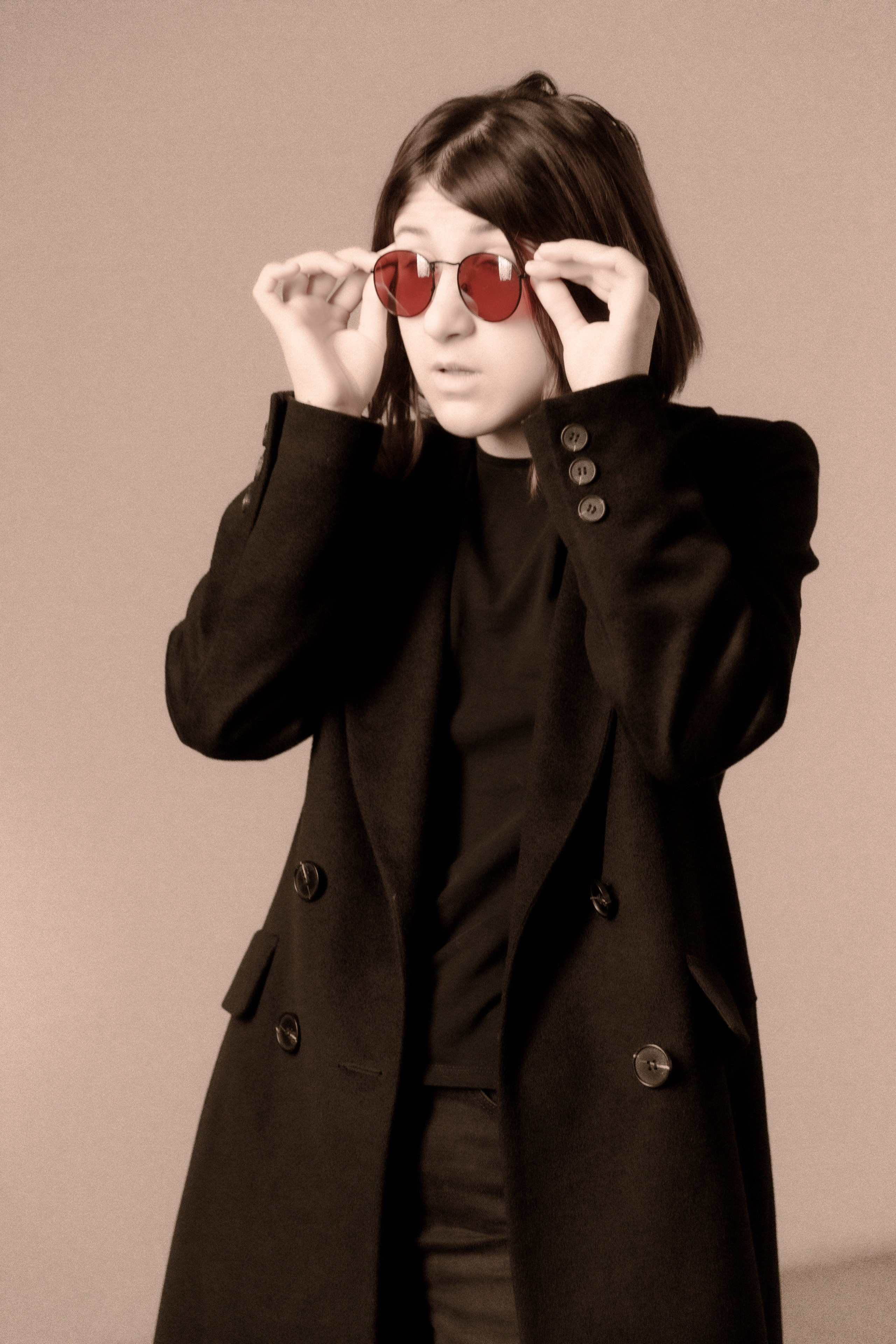 Фотосессия в студии девушка танцует в образе Джона Леннона