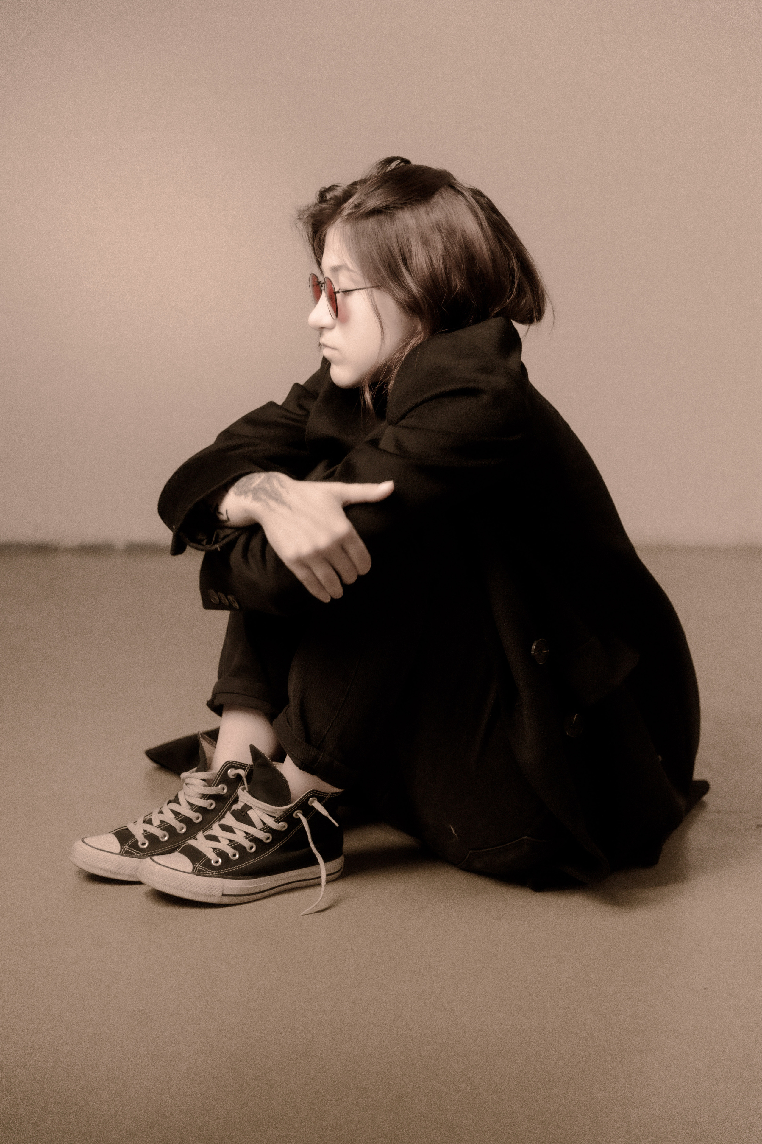 Фотосессия в студии девушка танцует в образе Джона Леннона