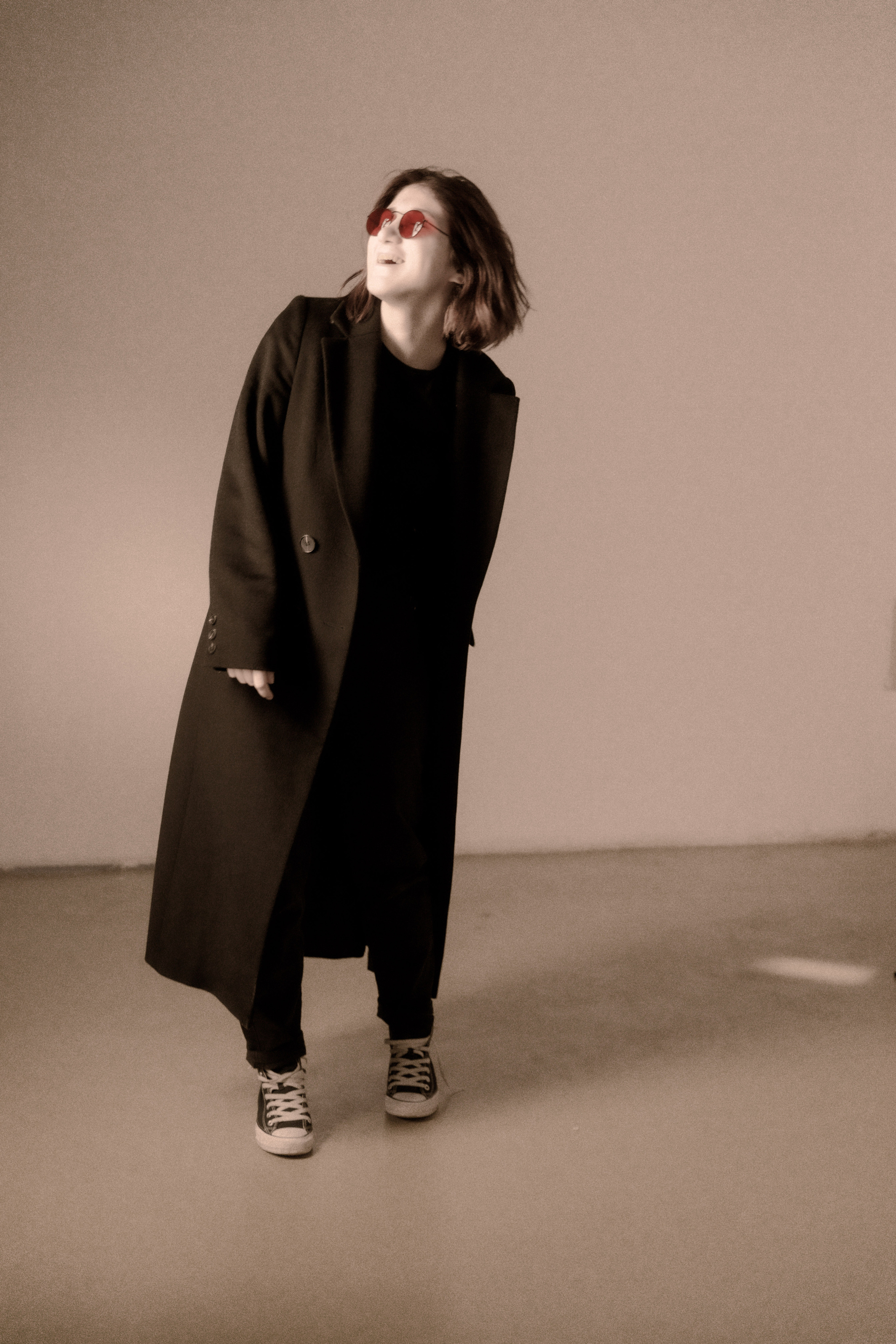 Фотосессия в студии девушка танцует в образе Джона Леннона