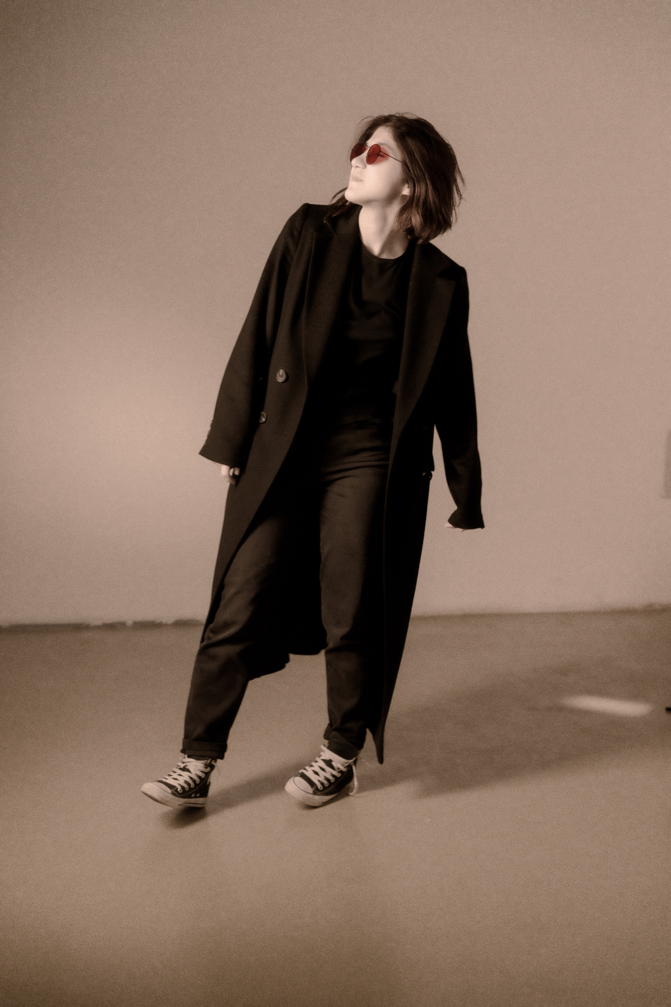 Фотосессия в студии девушка танцует в образе Джона Леннона