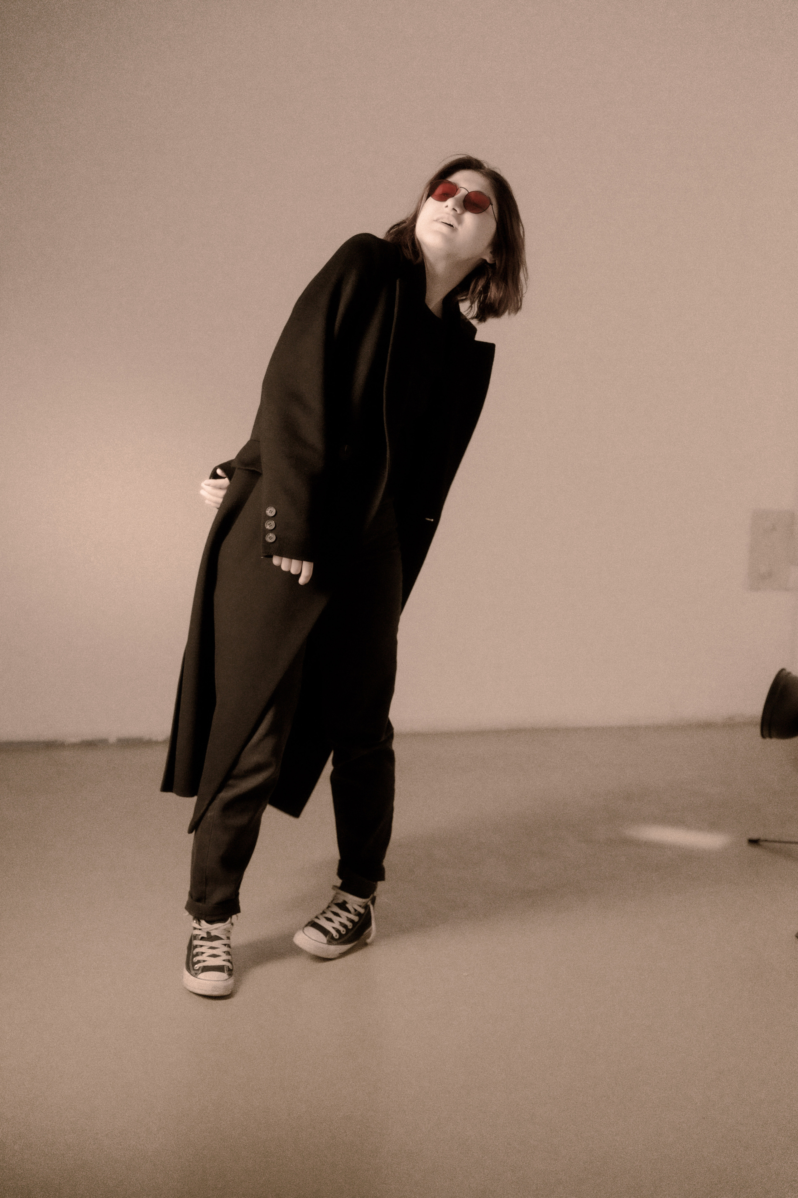 Фотосессия в студии девушка танцует в образе Джона Леннона