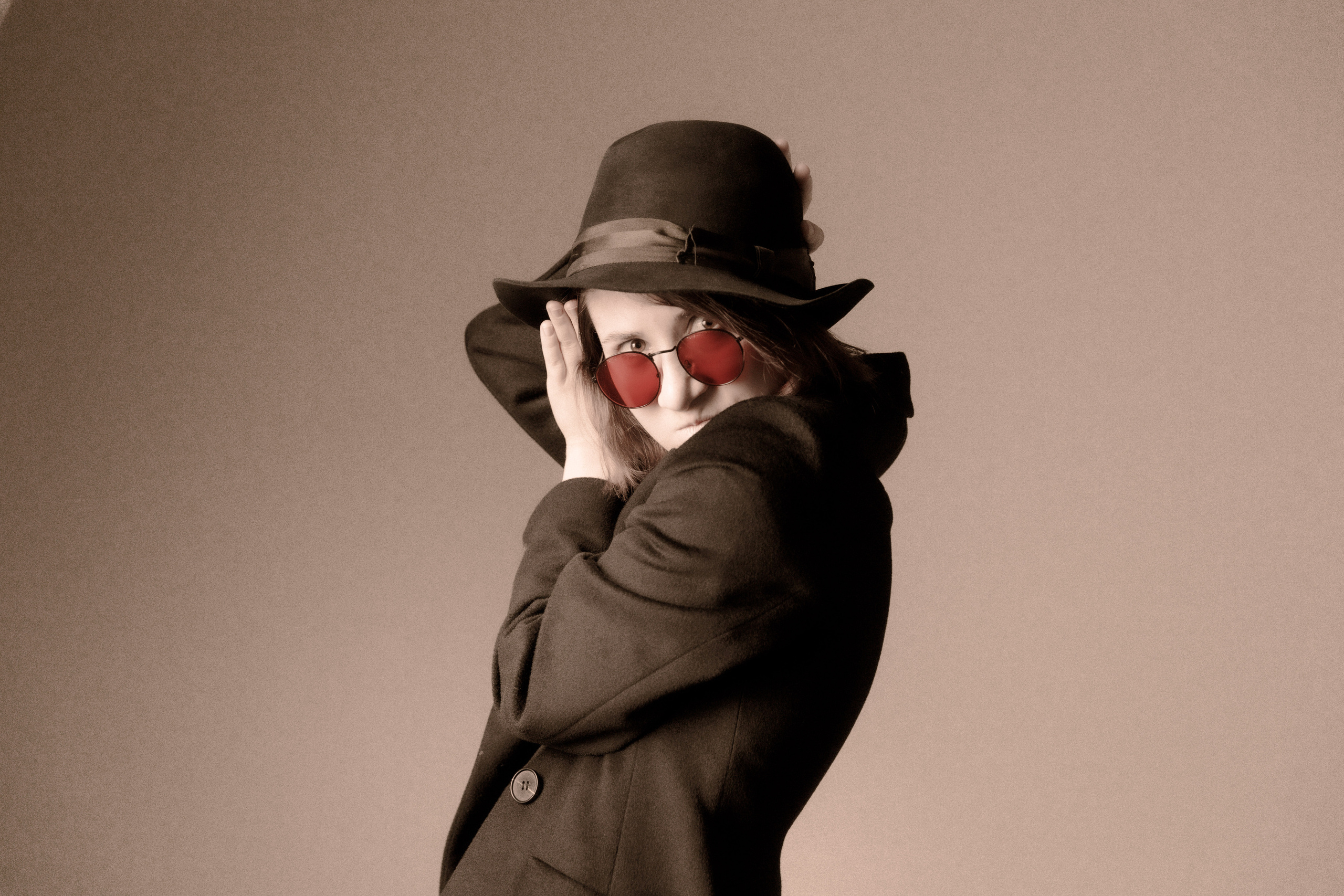 Фотосессия в студии девушка танцует в образе Джона Леннона