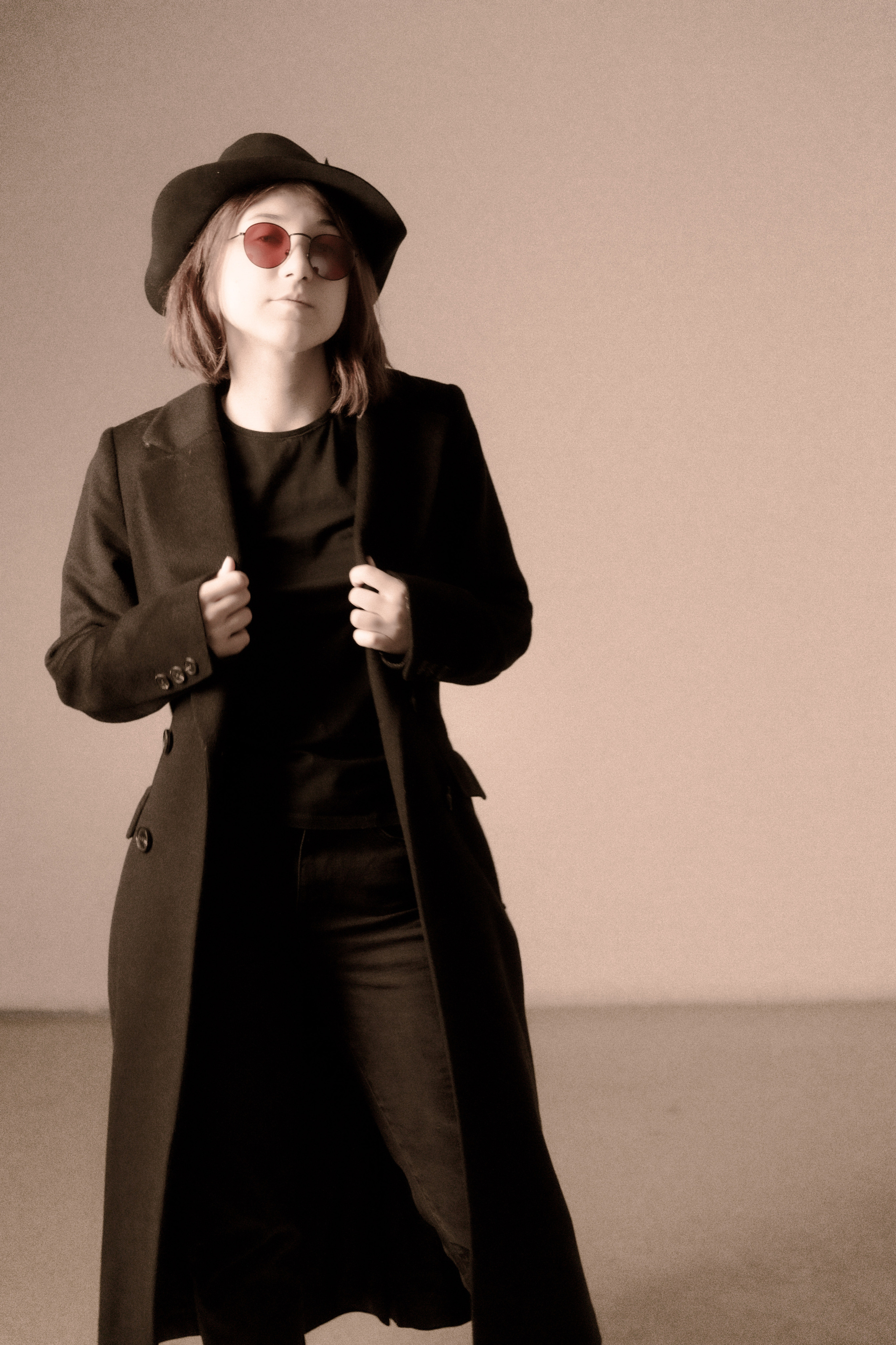 Фотосессия в студии девушка танцует в образе Джона Леннона