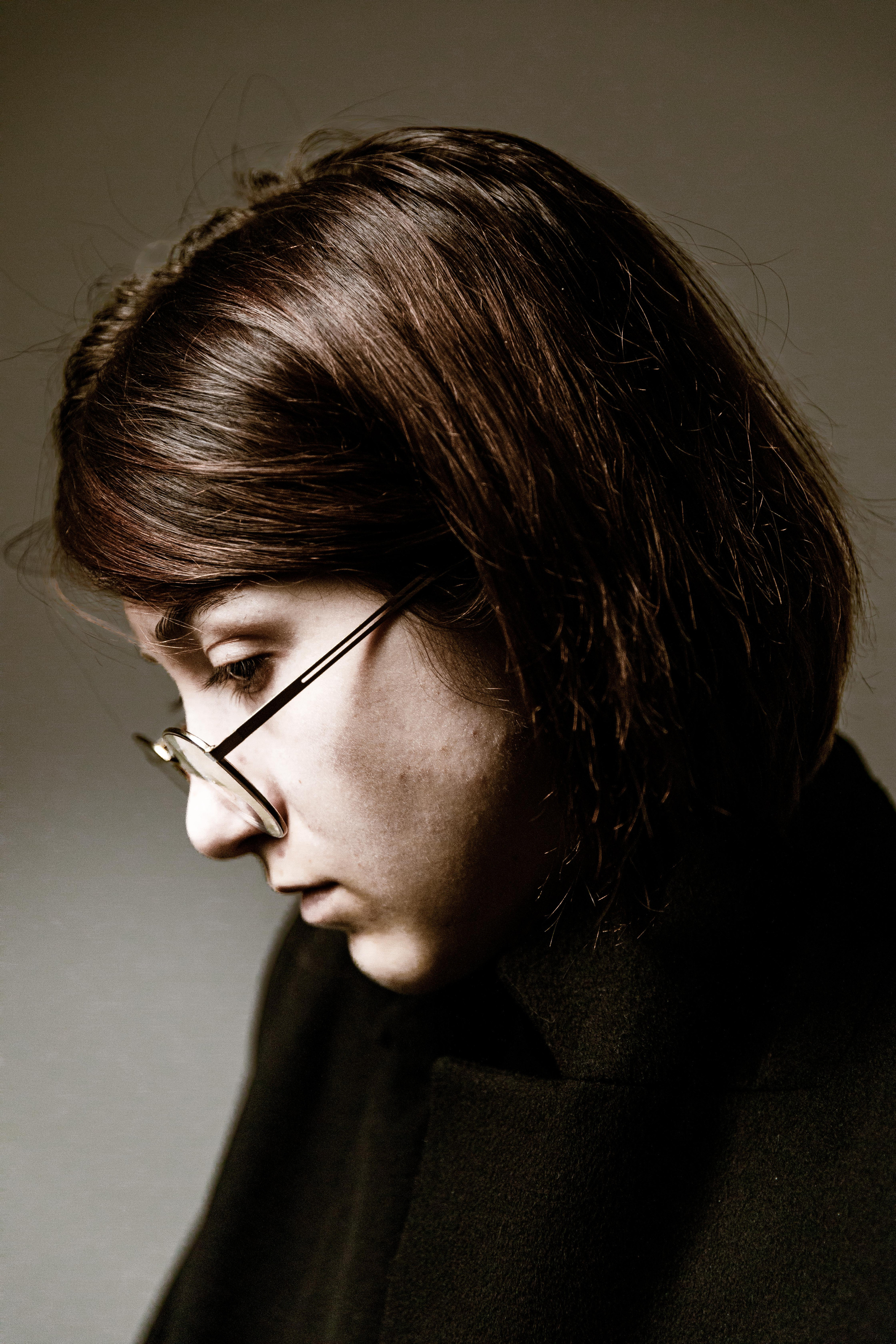 Фотосессия в студии девушка танцует в образе Джона Леннона