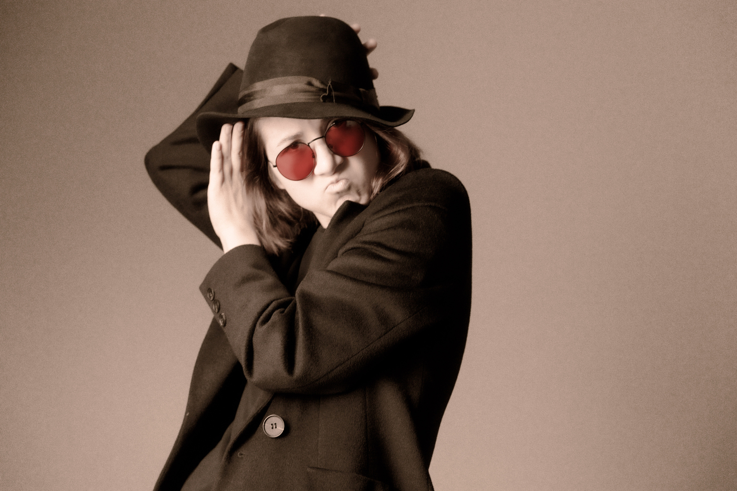 Фотосессия в студии девушка танцует в образе Джона Леннона