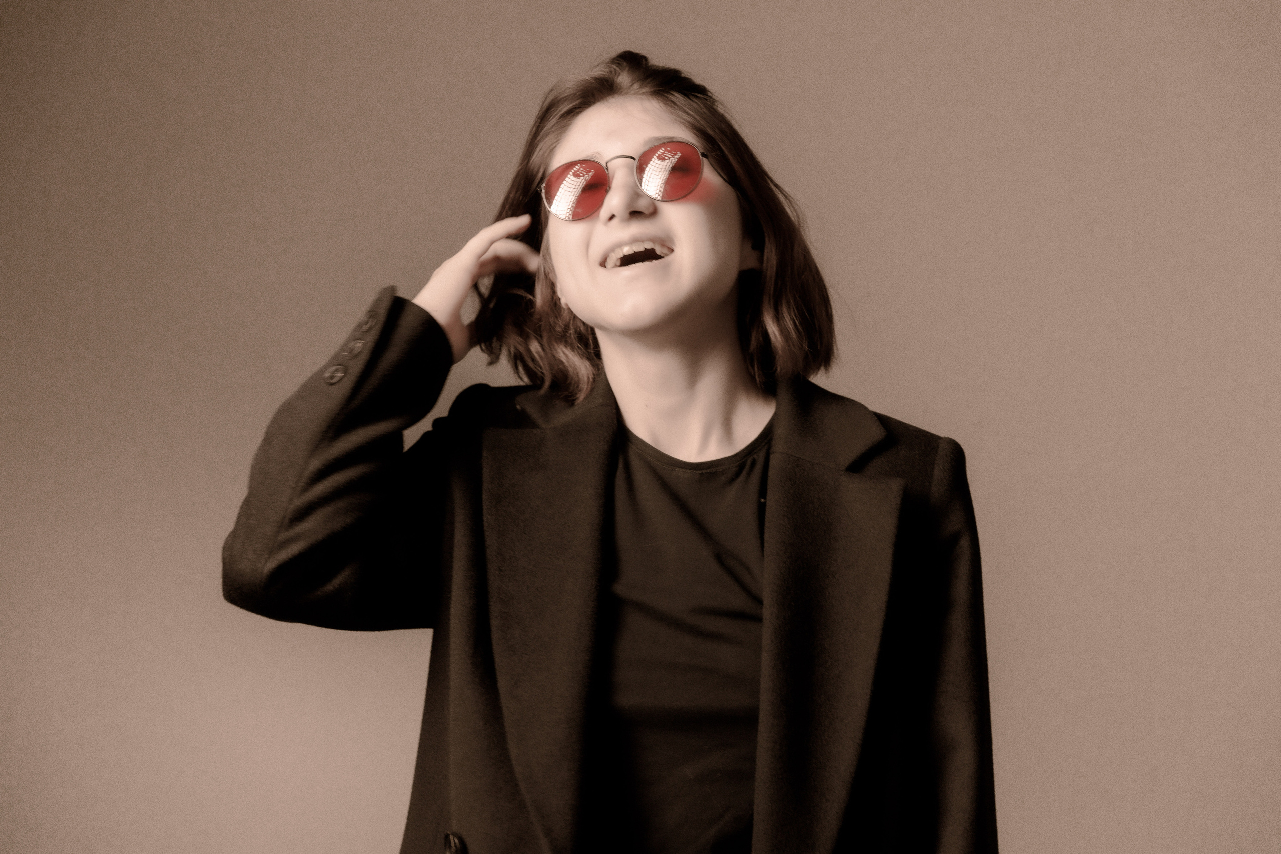 Фотосессия в студии девушка танцует в образе Джона Леннона