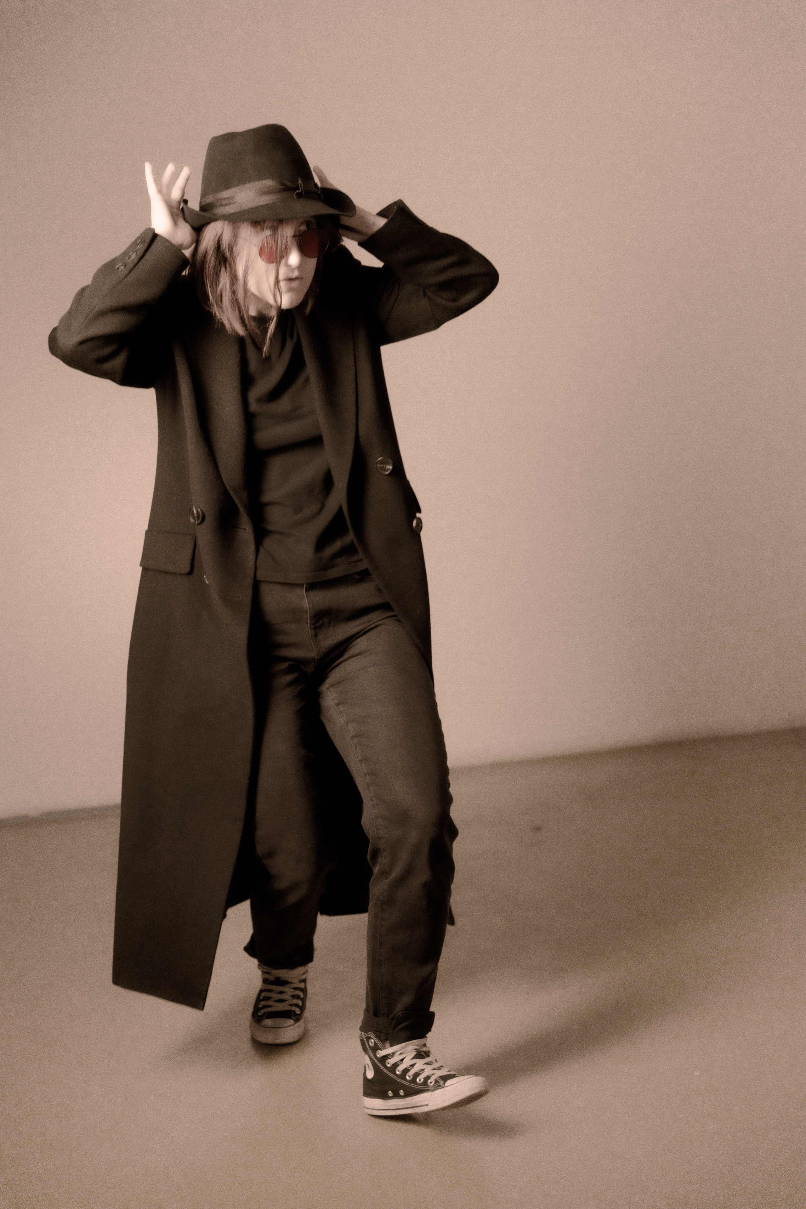 Фотосессия в студии девушка танцует в образе Джона Леннона