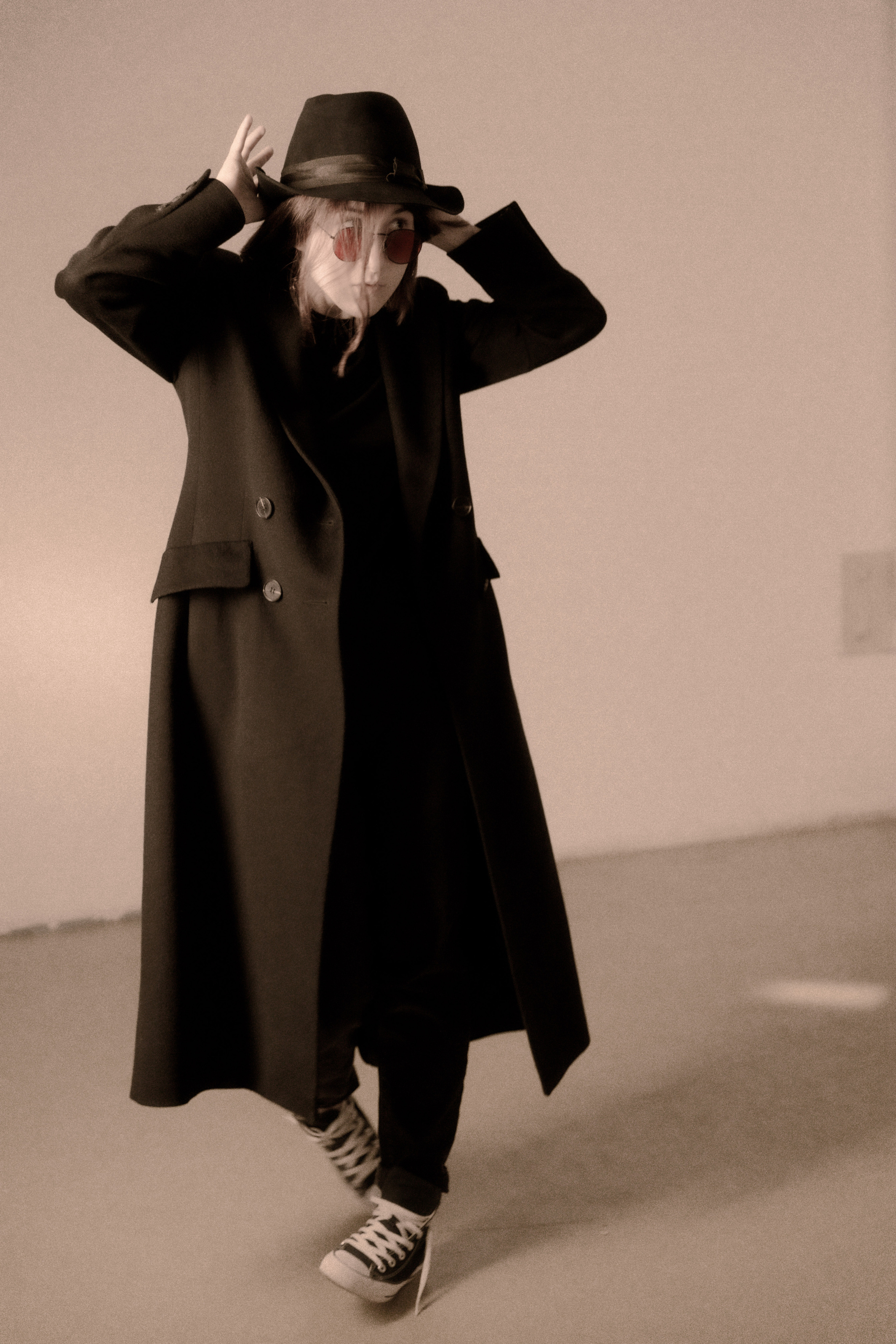 Фотосессия в студии девушка танцует в образе Джона Леннона