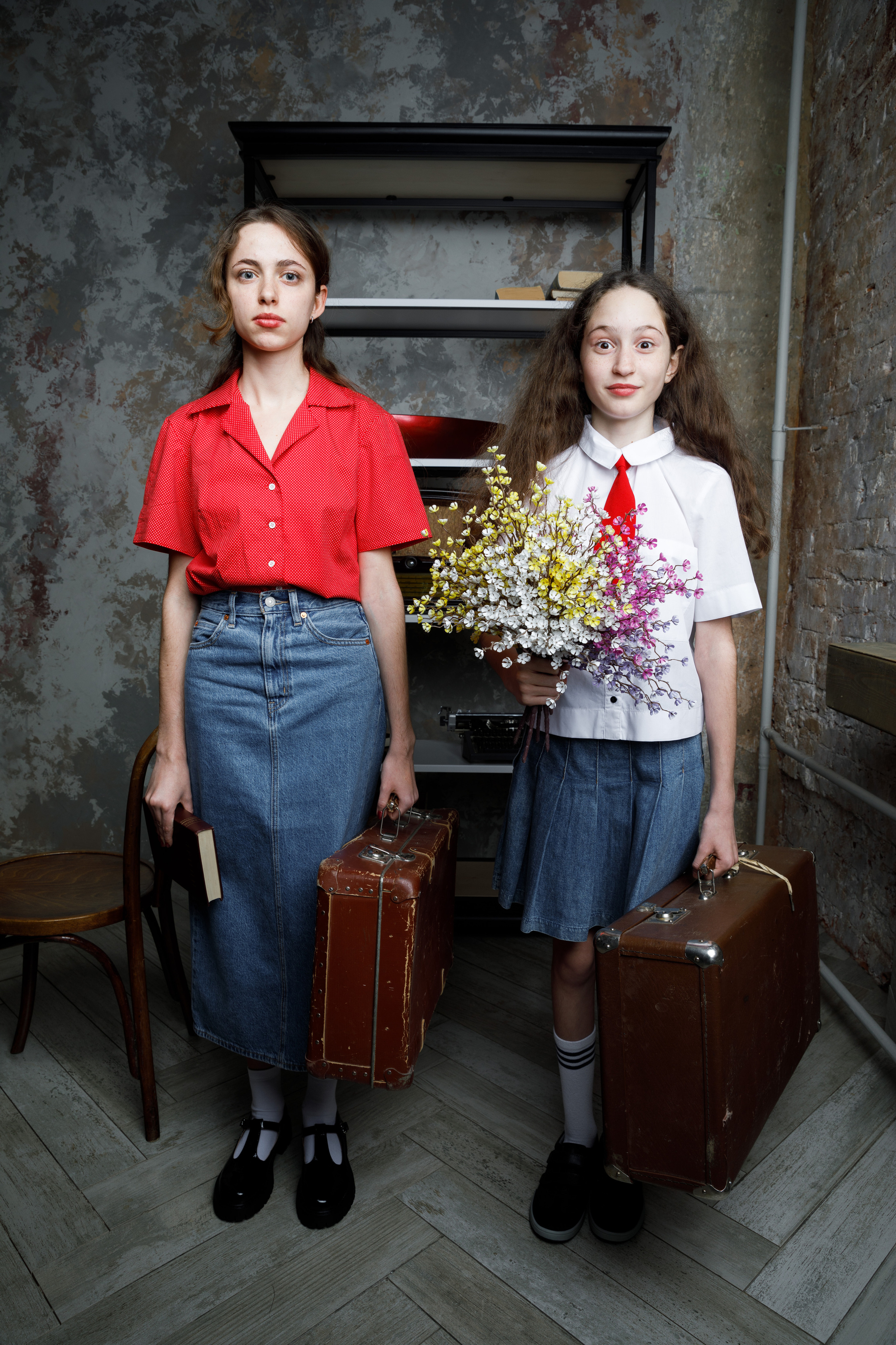 две сестры пионерки приехали в столицу фотосессия в студии