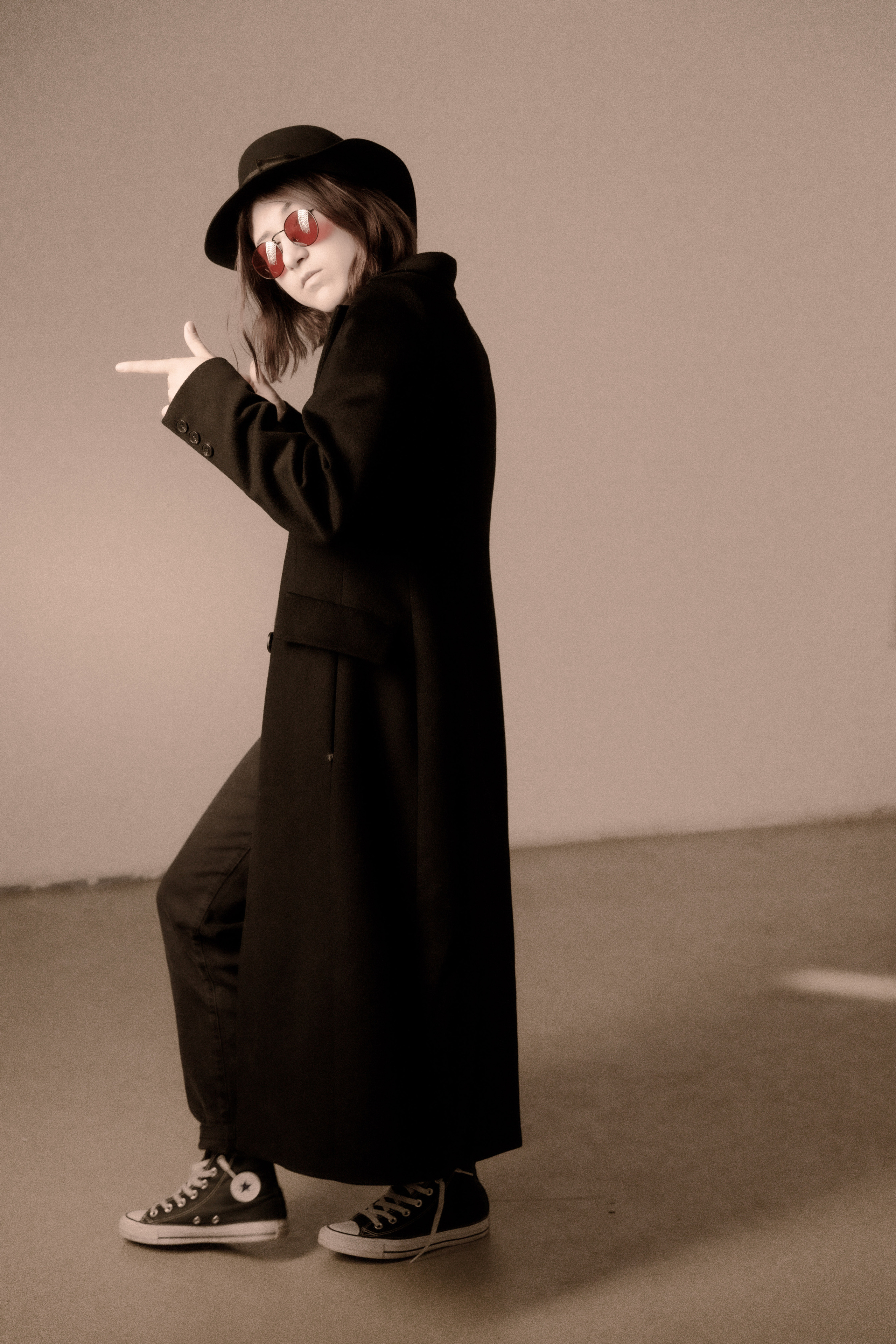 Фотосессия в студии девушка танцует в образе Джона Леннона