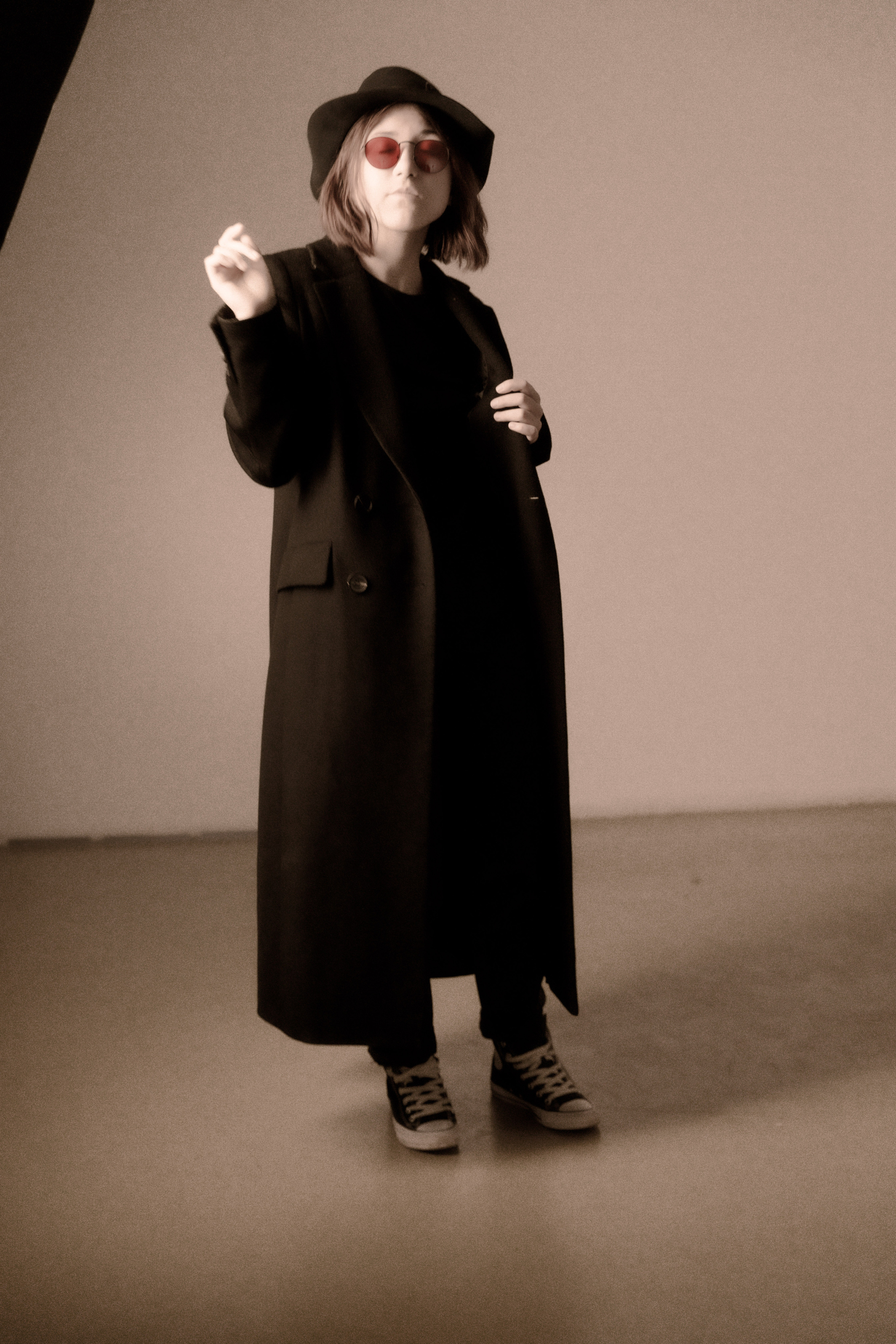 Фотосессия в студии девушка танцует в образе Джона Леннона