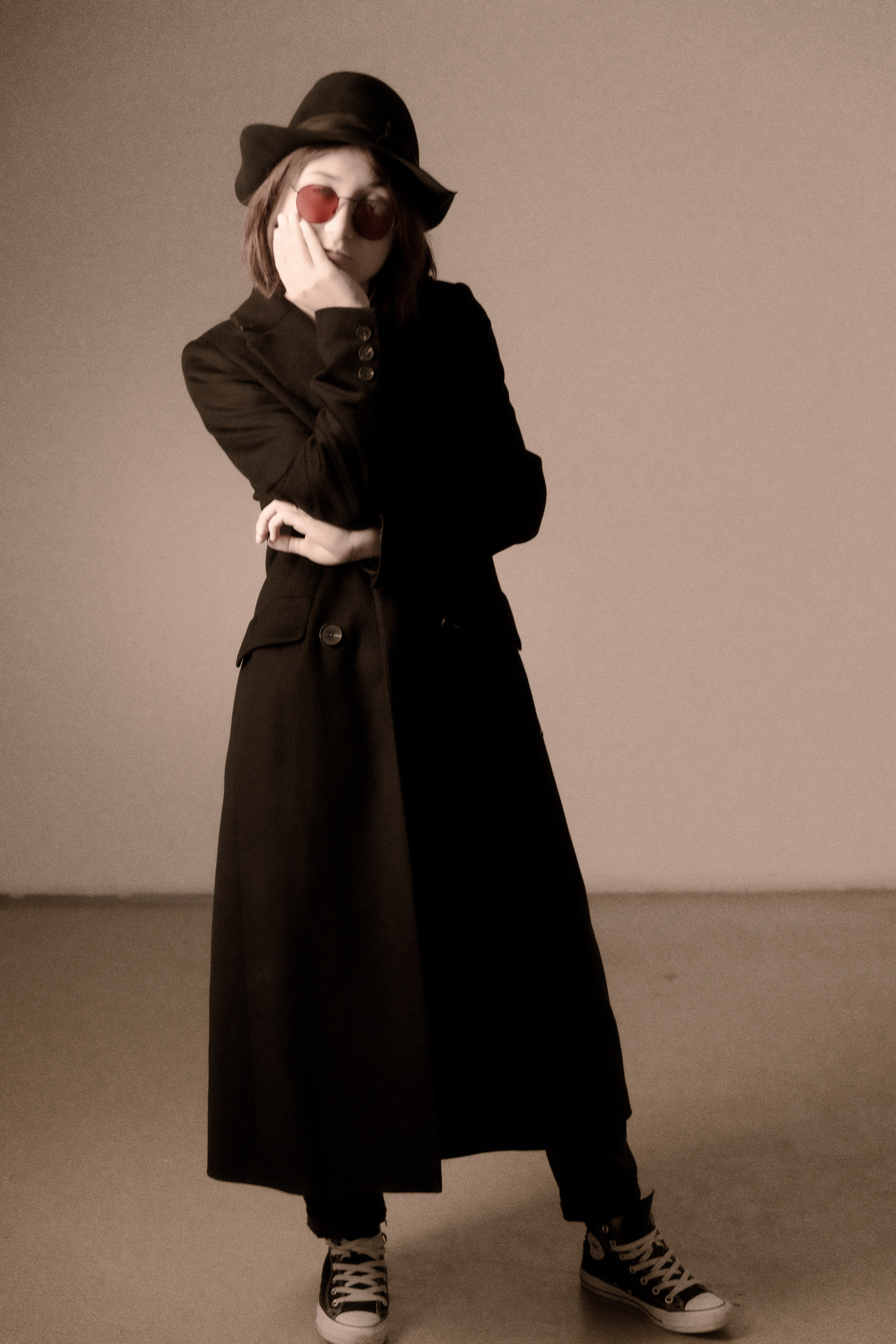 Фотосессия в студии девушка танцует в образе Джона Леннона