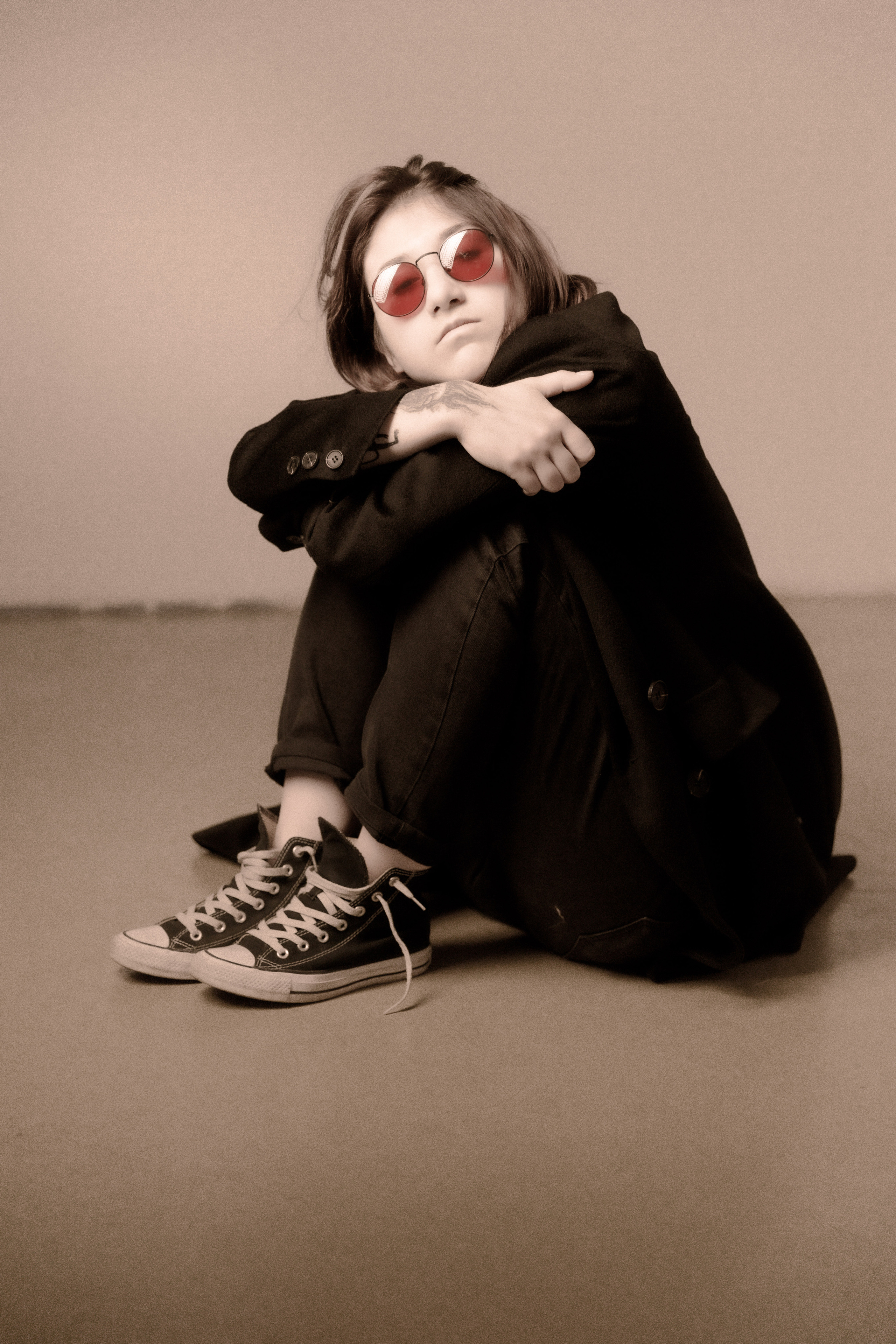 Фотосессия в студии девушка танцует в образе Джона Леннона