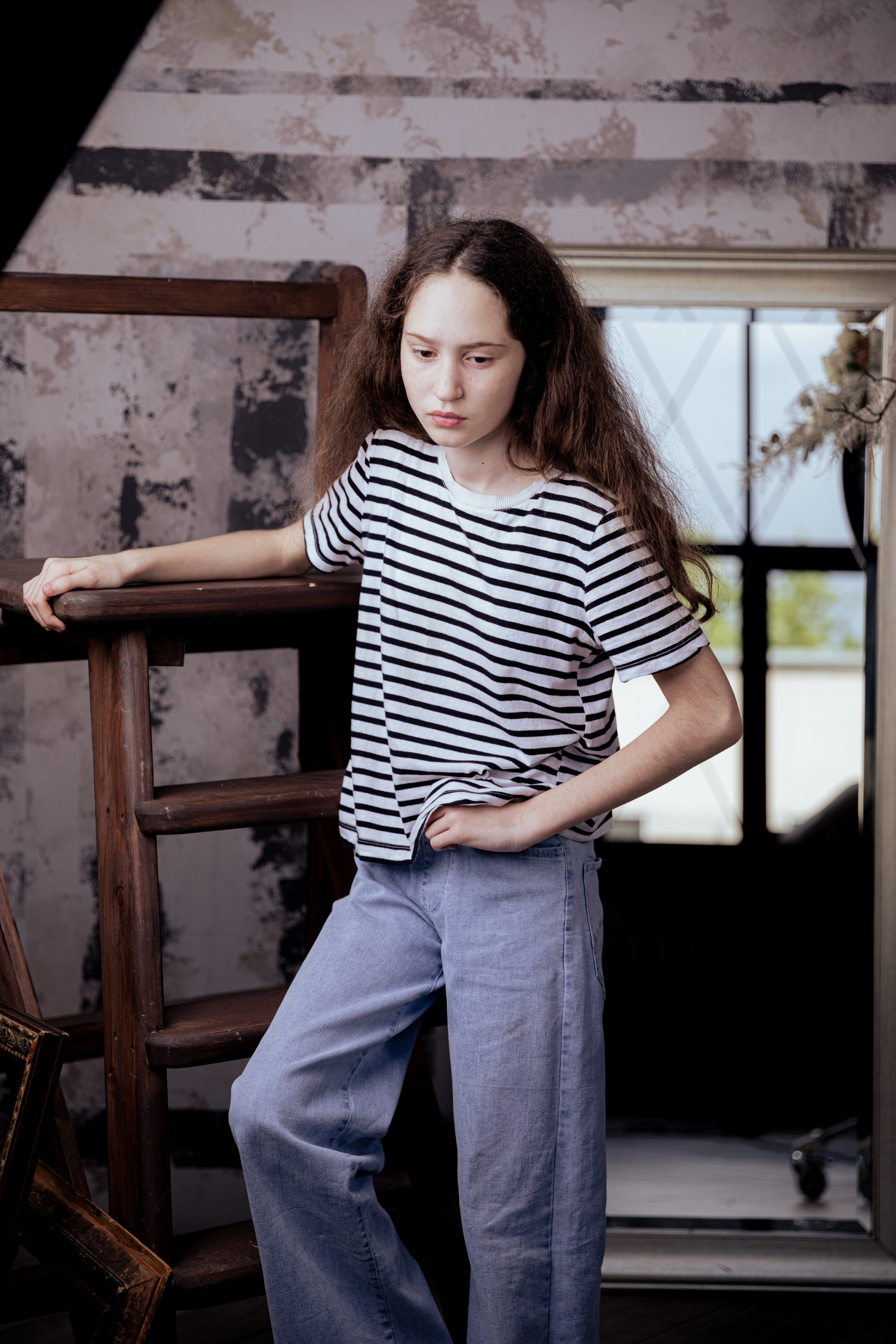 девочка позирует художнику