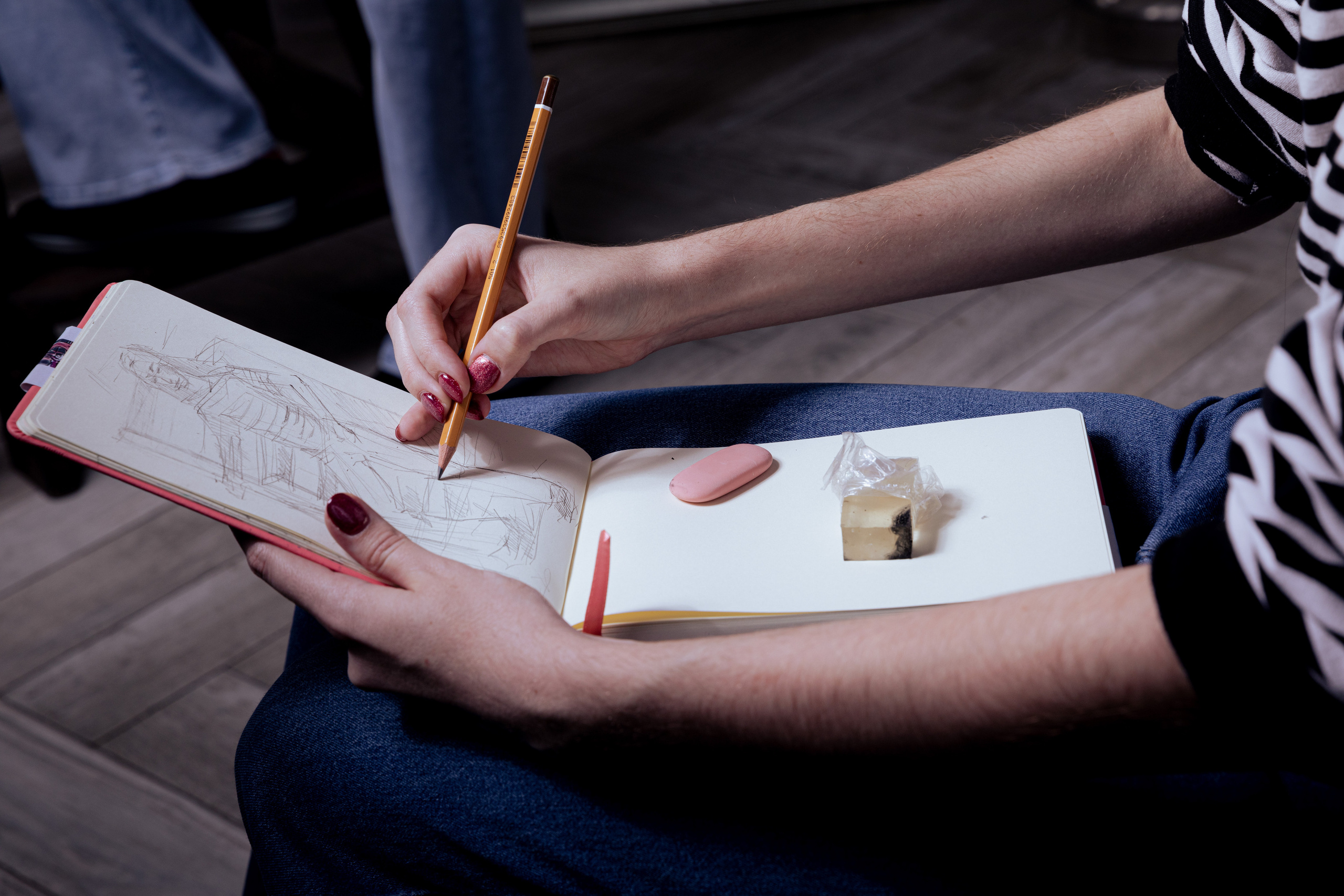 девочка рисует