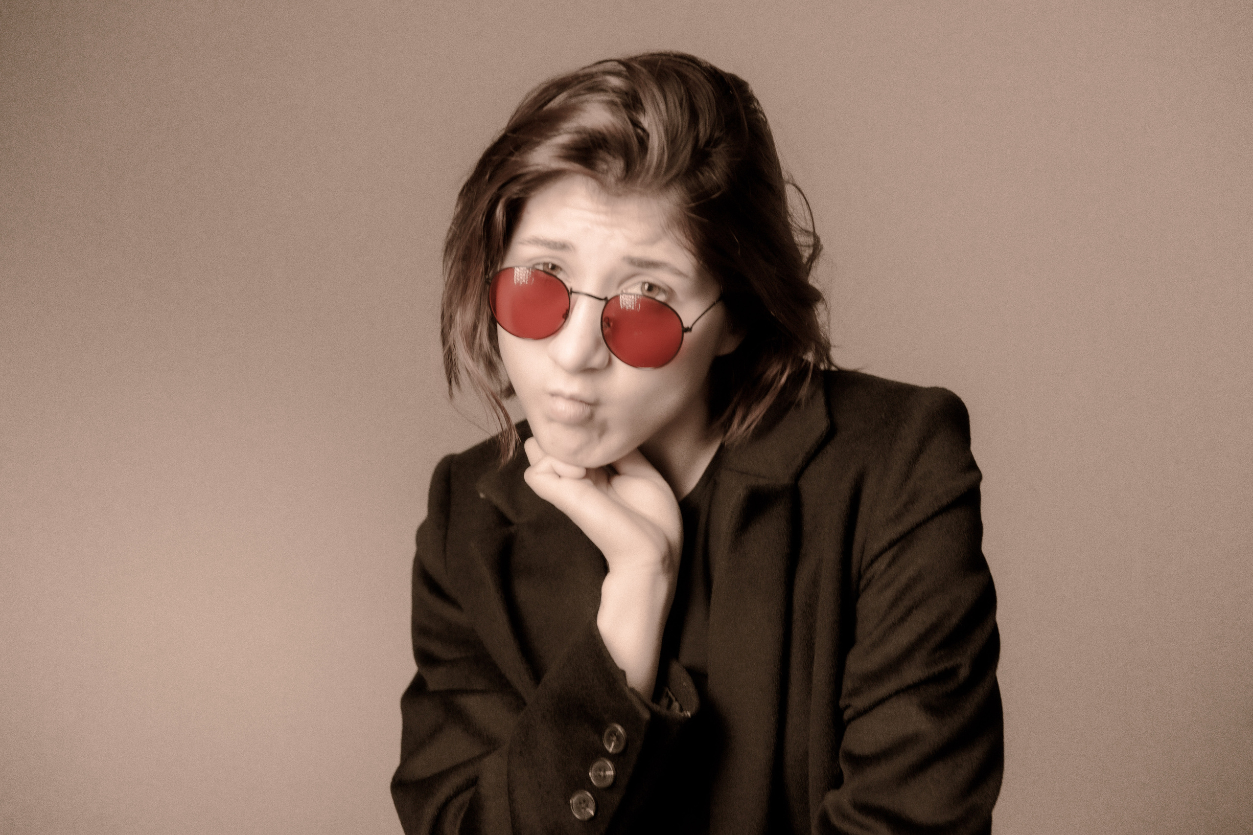 Фотосессия в студии девушка танцует в образе Джона Леннона