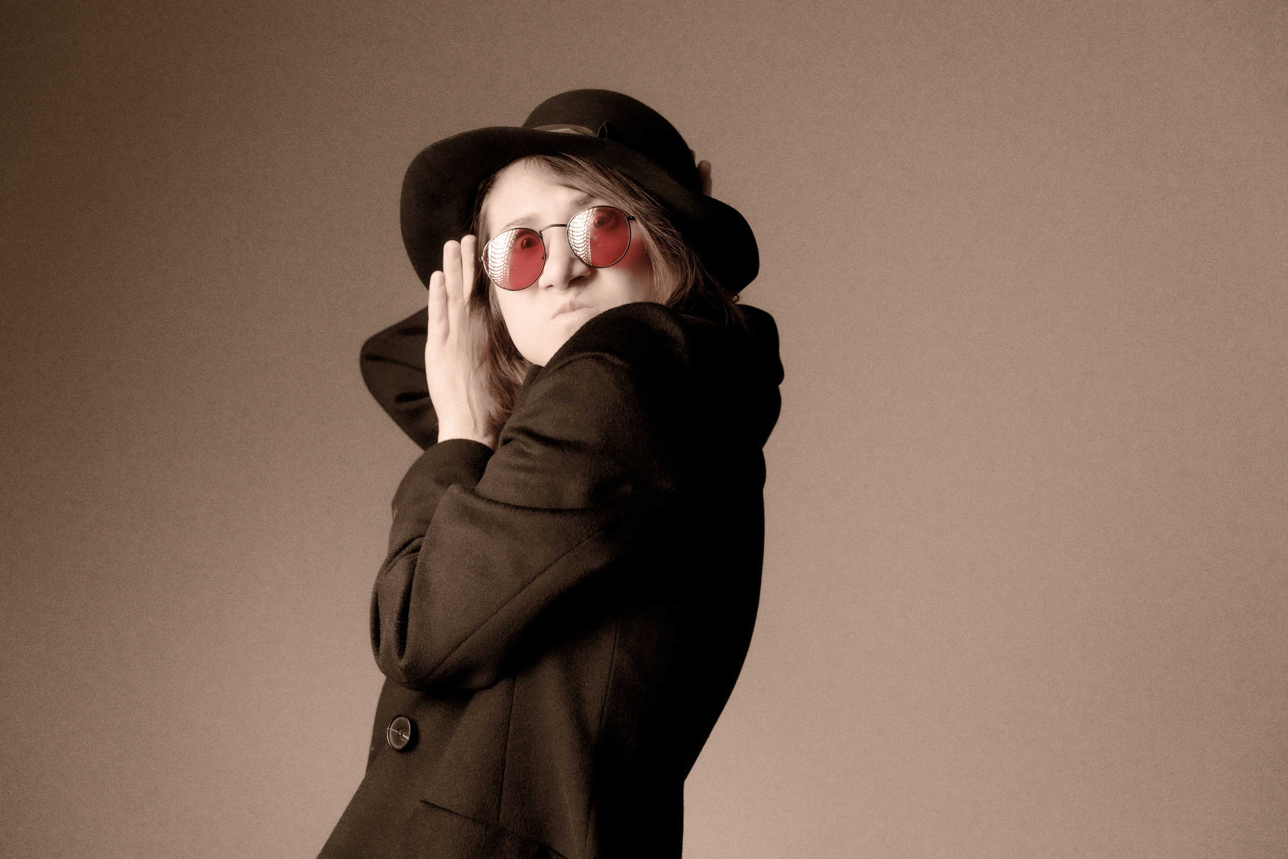 Фотосессия в студии девушка танцует в образе Джона Леннона