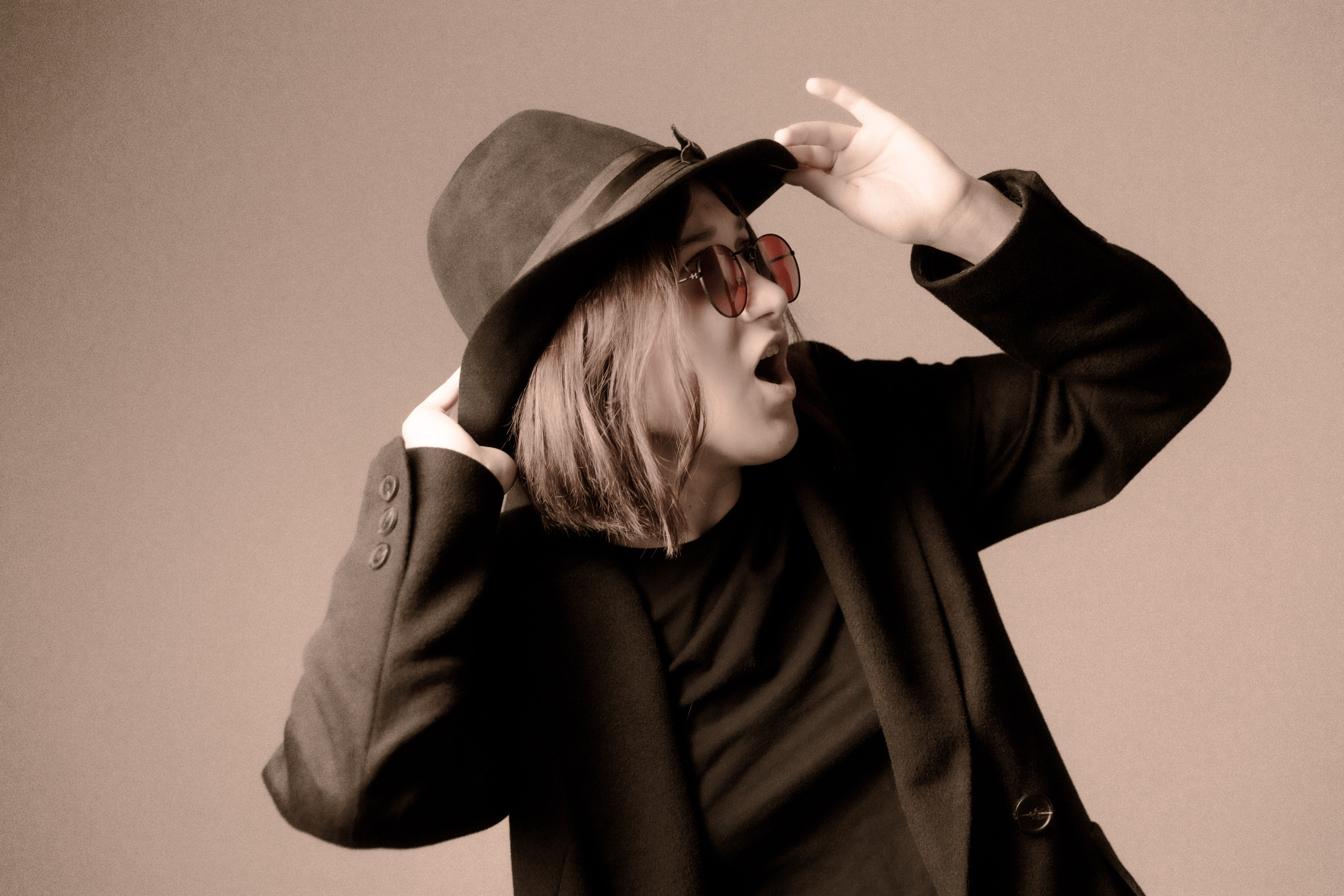 Фотосессия в студии девушка танцует в образе Джона Леннона