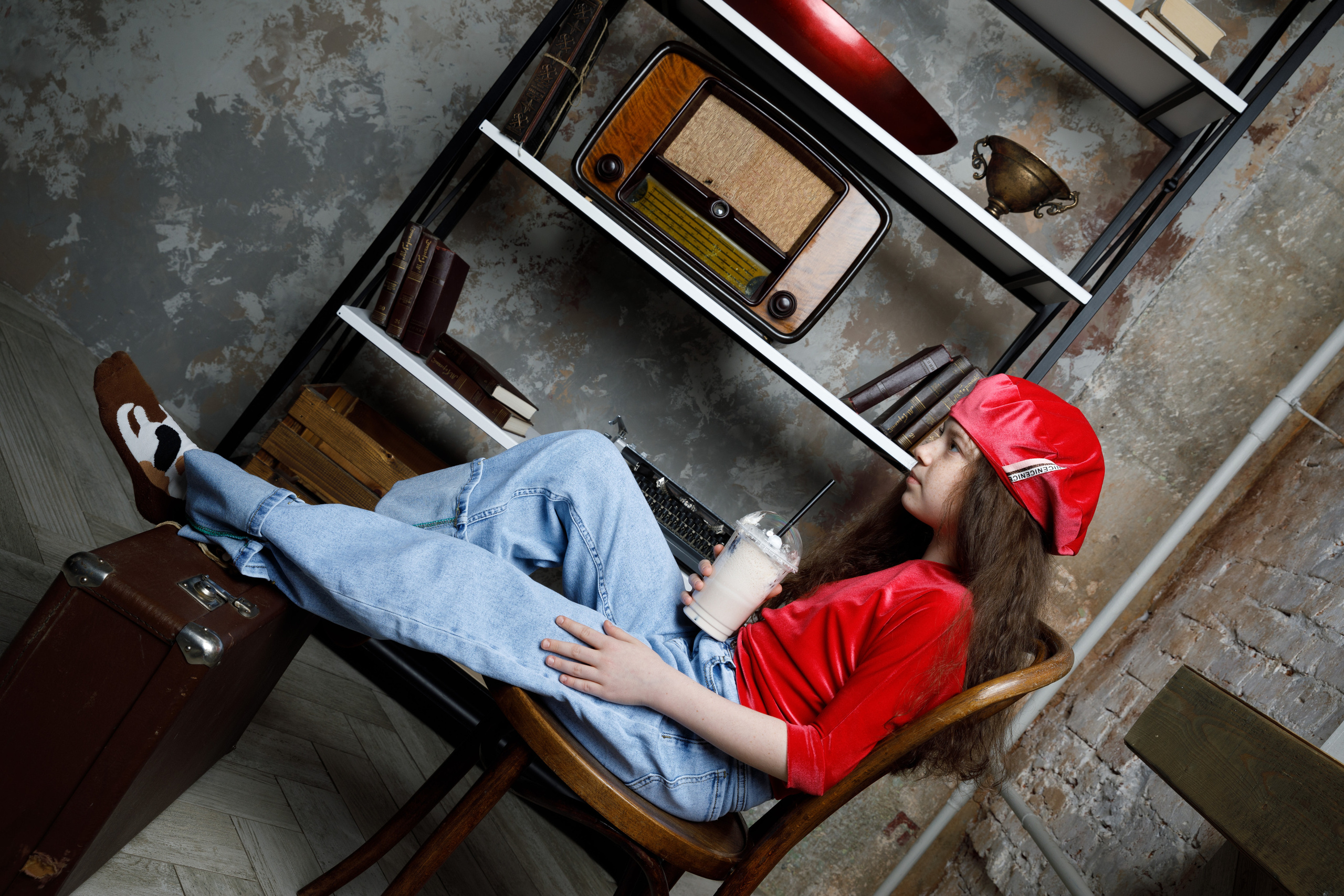 девочка на чемоданах