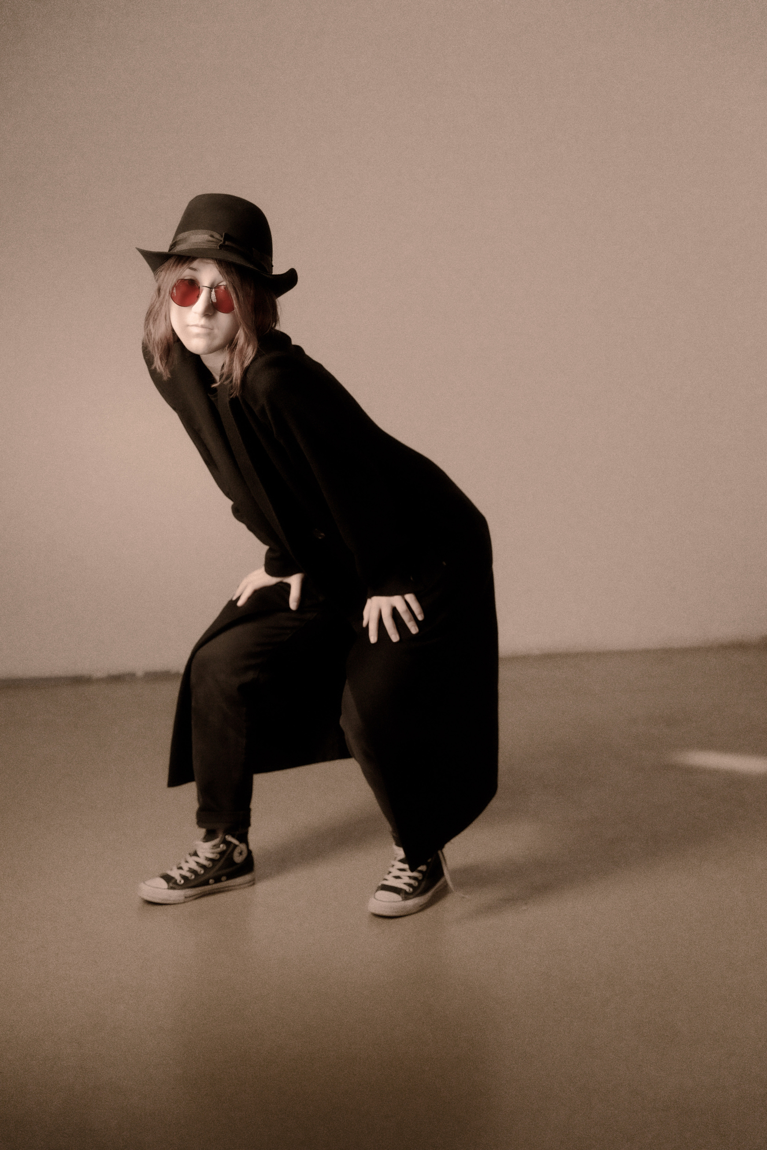 Фотосессия в студии девушка танцует в образе Джона Леннона