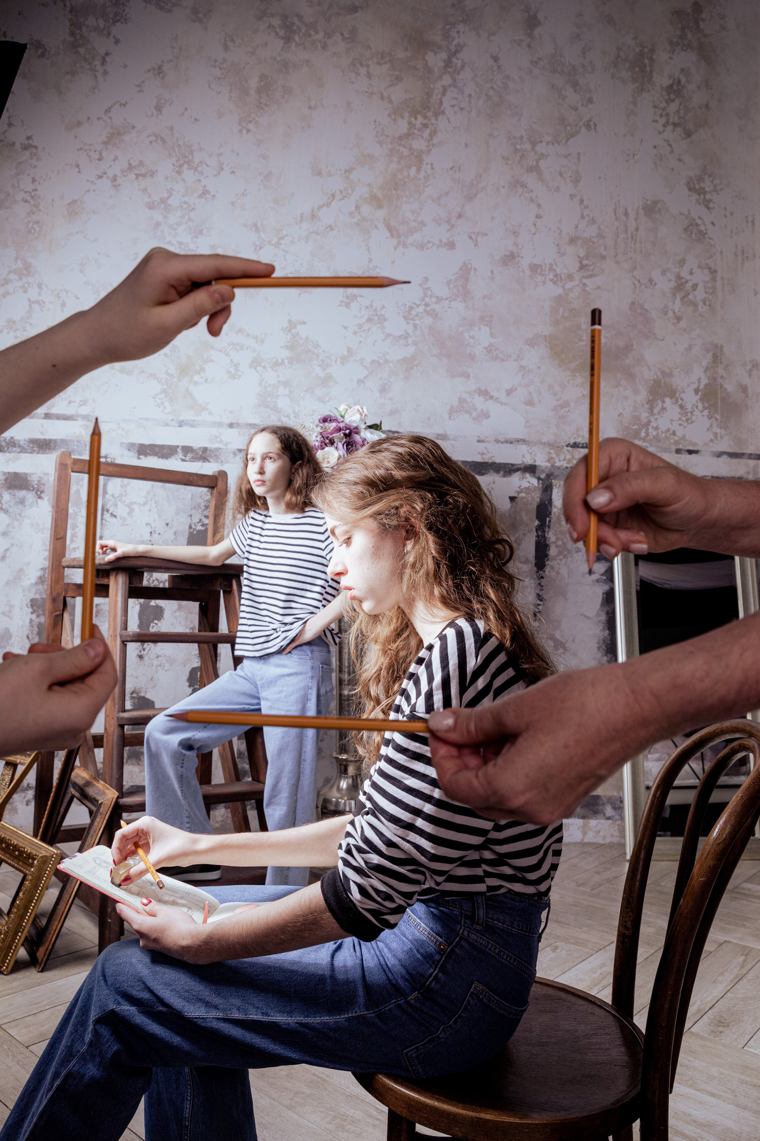 девушка художница рисует детский портрет в студии художника интересная композиция