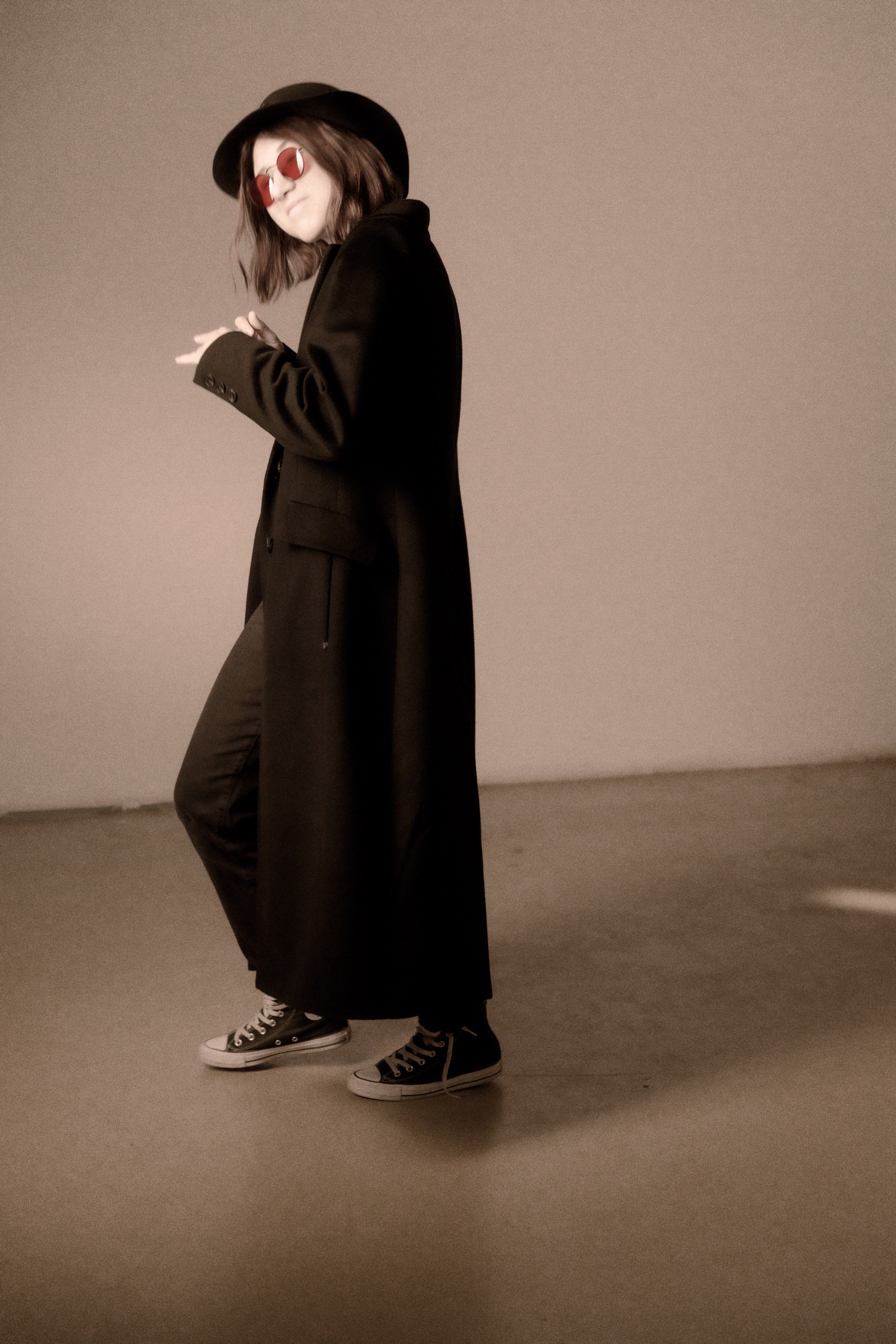 Фотосессия в студии девушка танцует в образе Джона Леннона