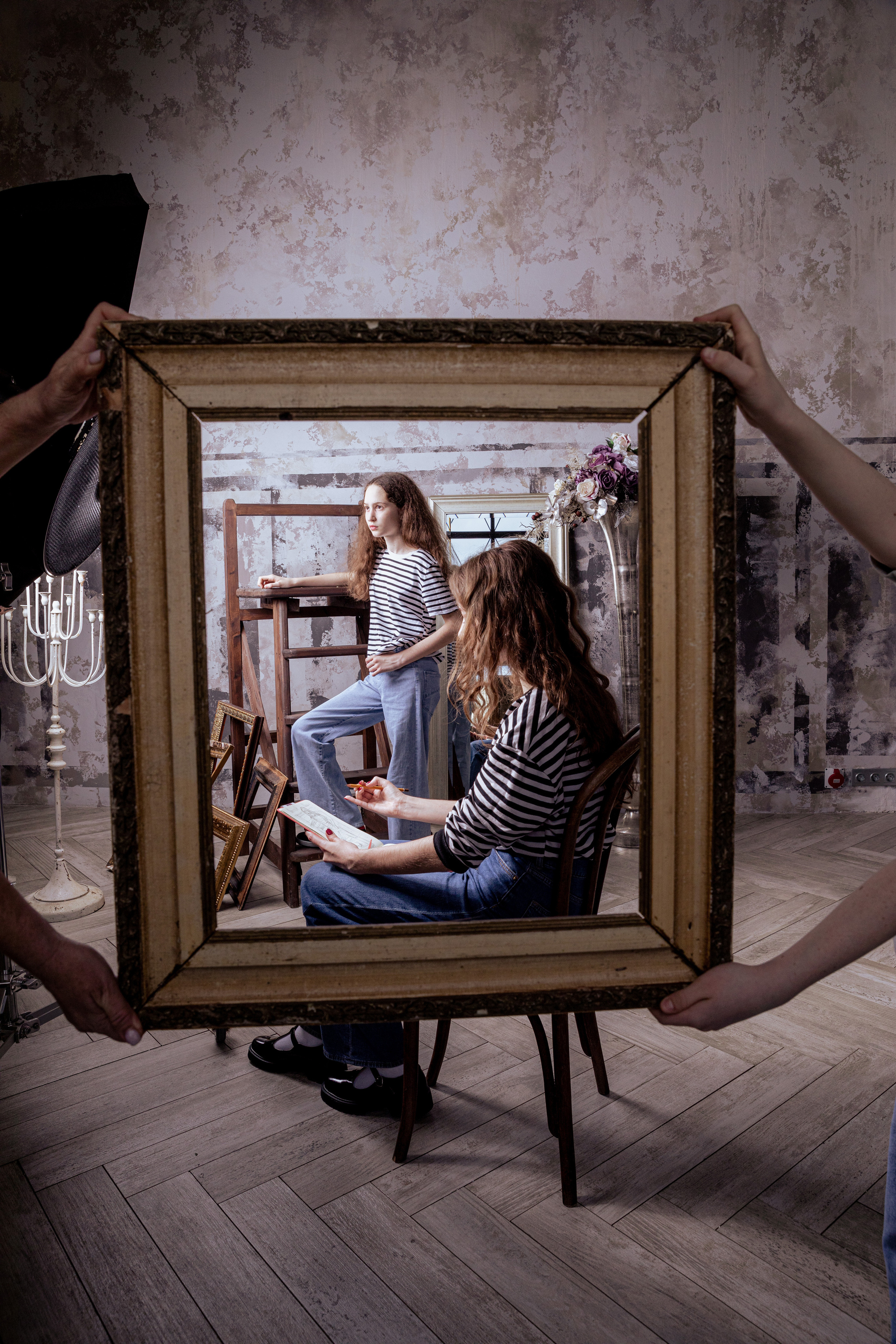 девушка художница рисует детский портрет в студии художника