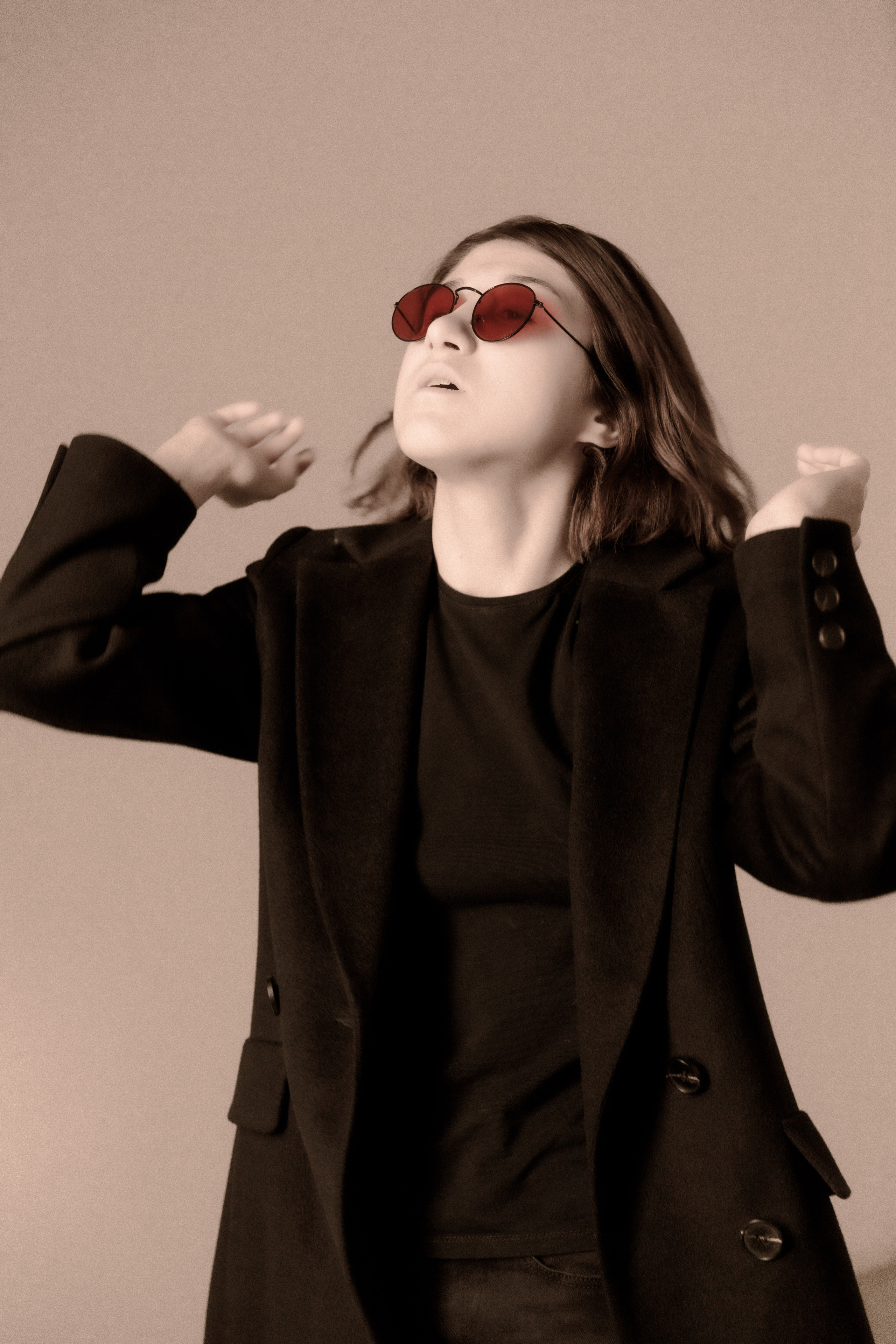 Фотосессия в студии девушка танцует в образе Джона Леннона