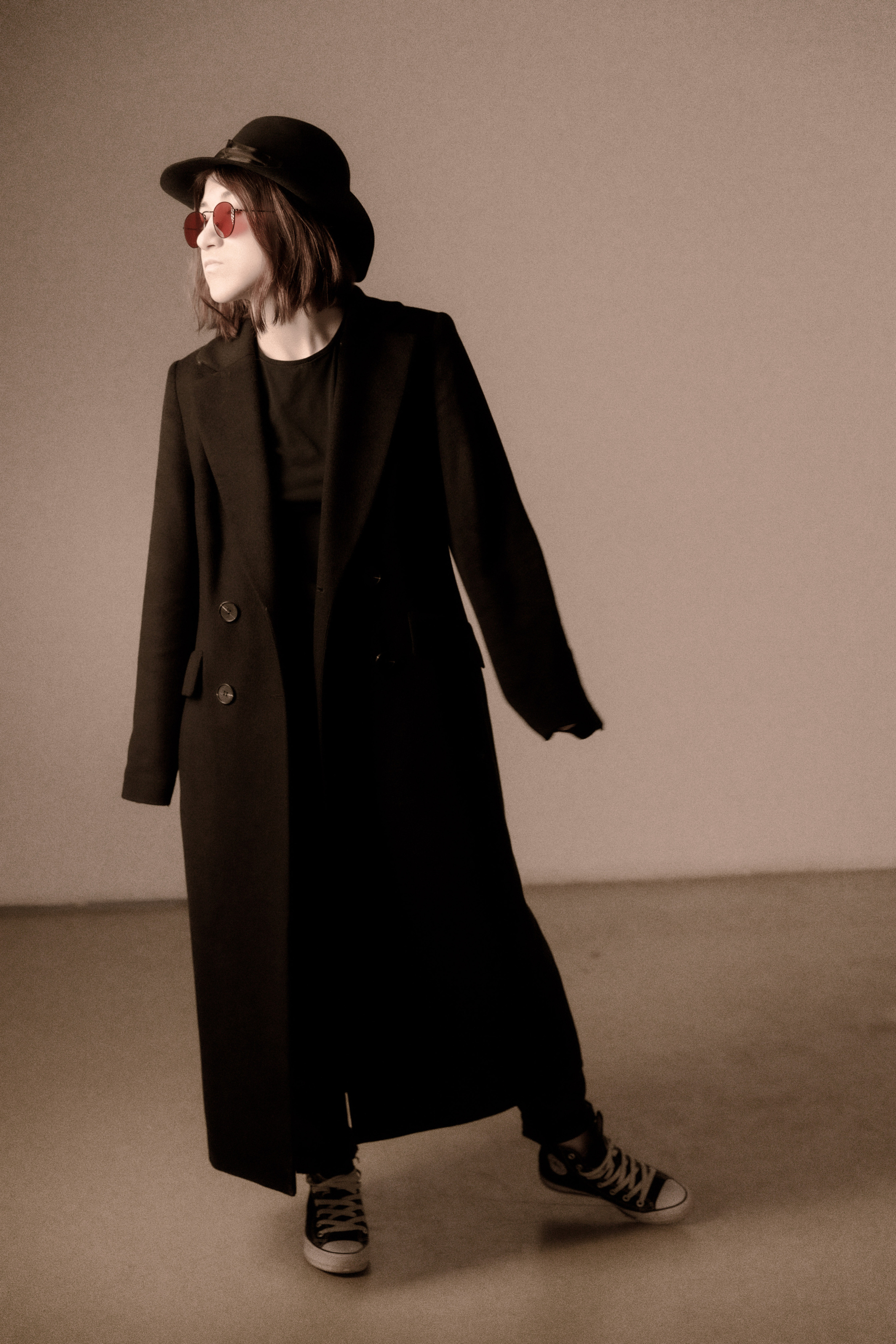 Фотосессия в студии девушка танцует в образе Джона Леннона