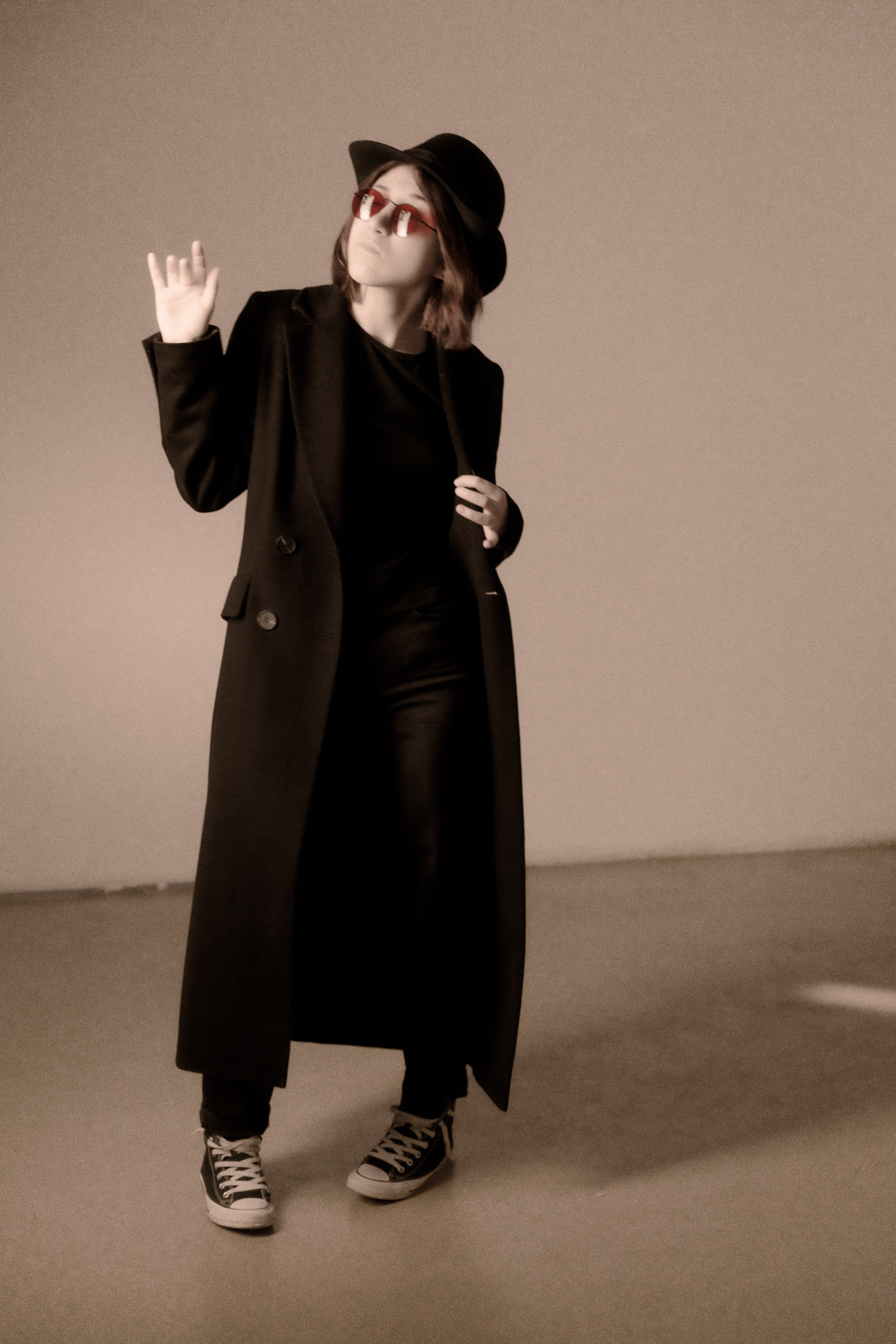 Фотосессия в студии девушка танцует в образе Джона Леннона