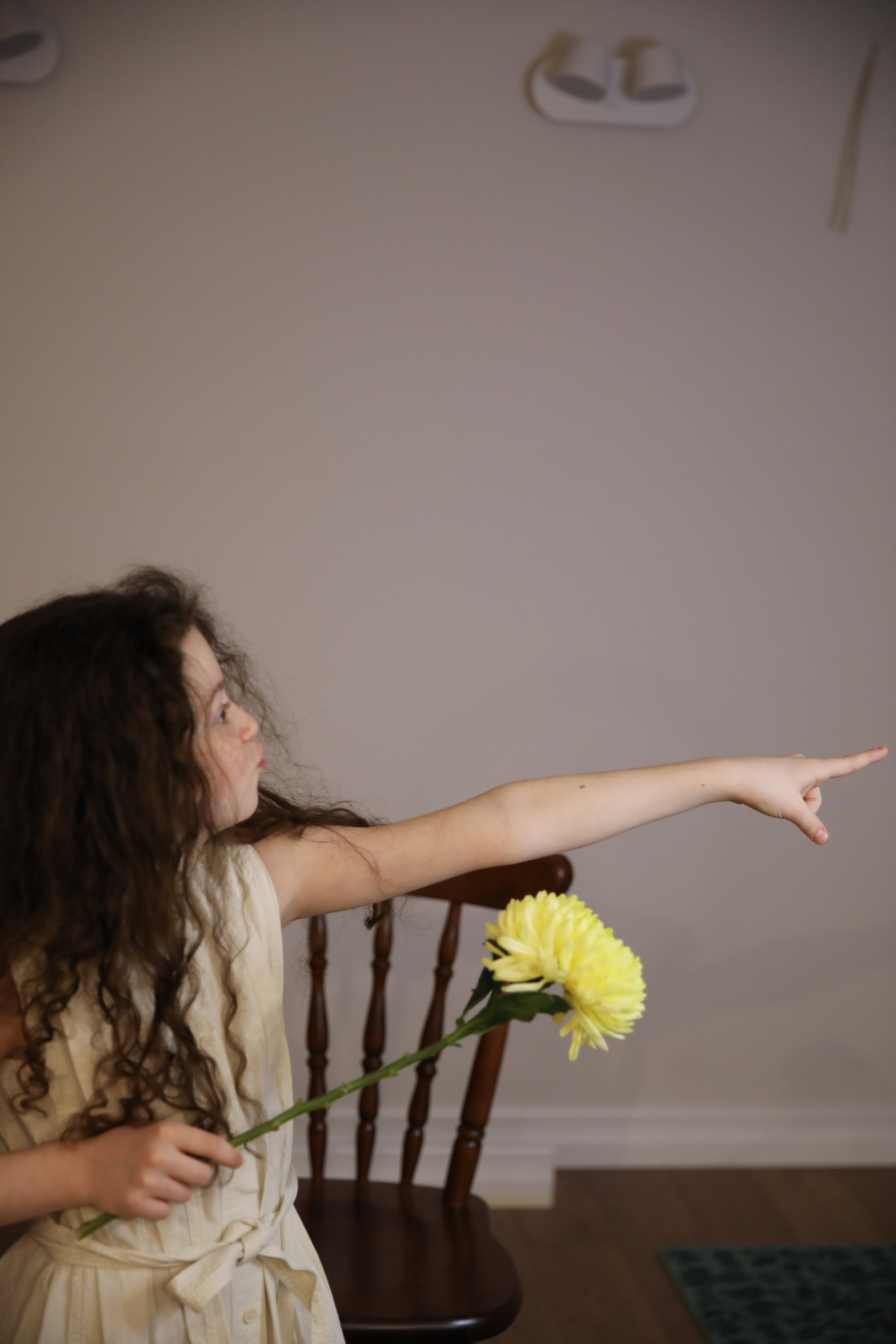 девочка играет