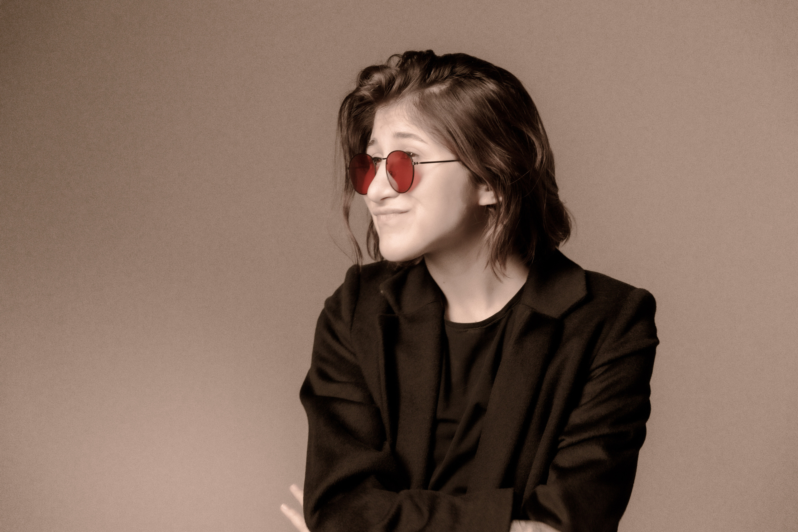 Фотосессия в студии девушка танцует в образе Джона Леннона