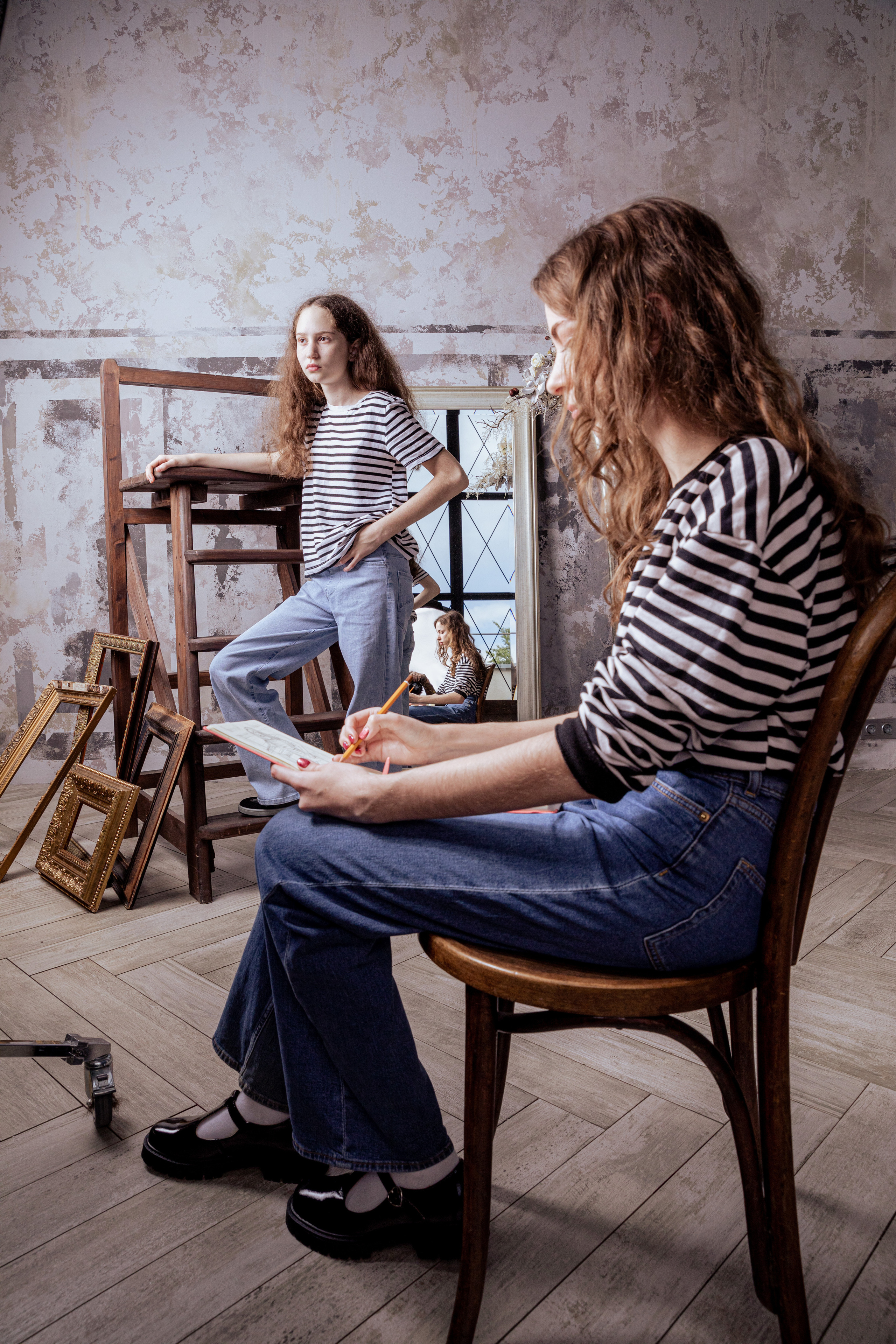 девушка художница рисует детский портрет в студии художника