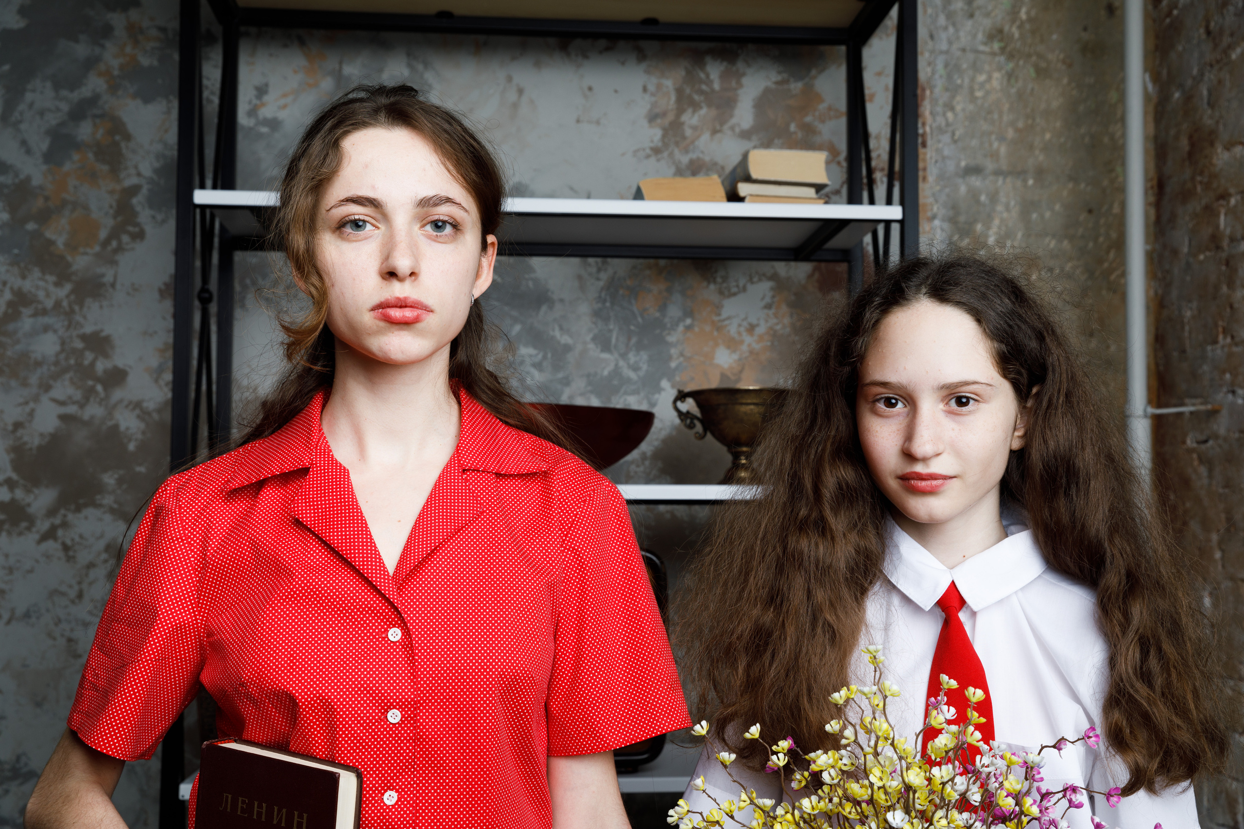 две сестры пионерки приехали в столицу фотосессия в студии