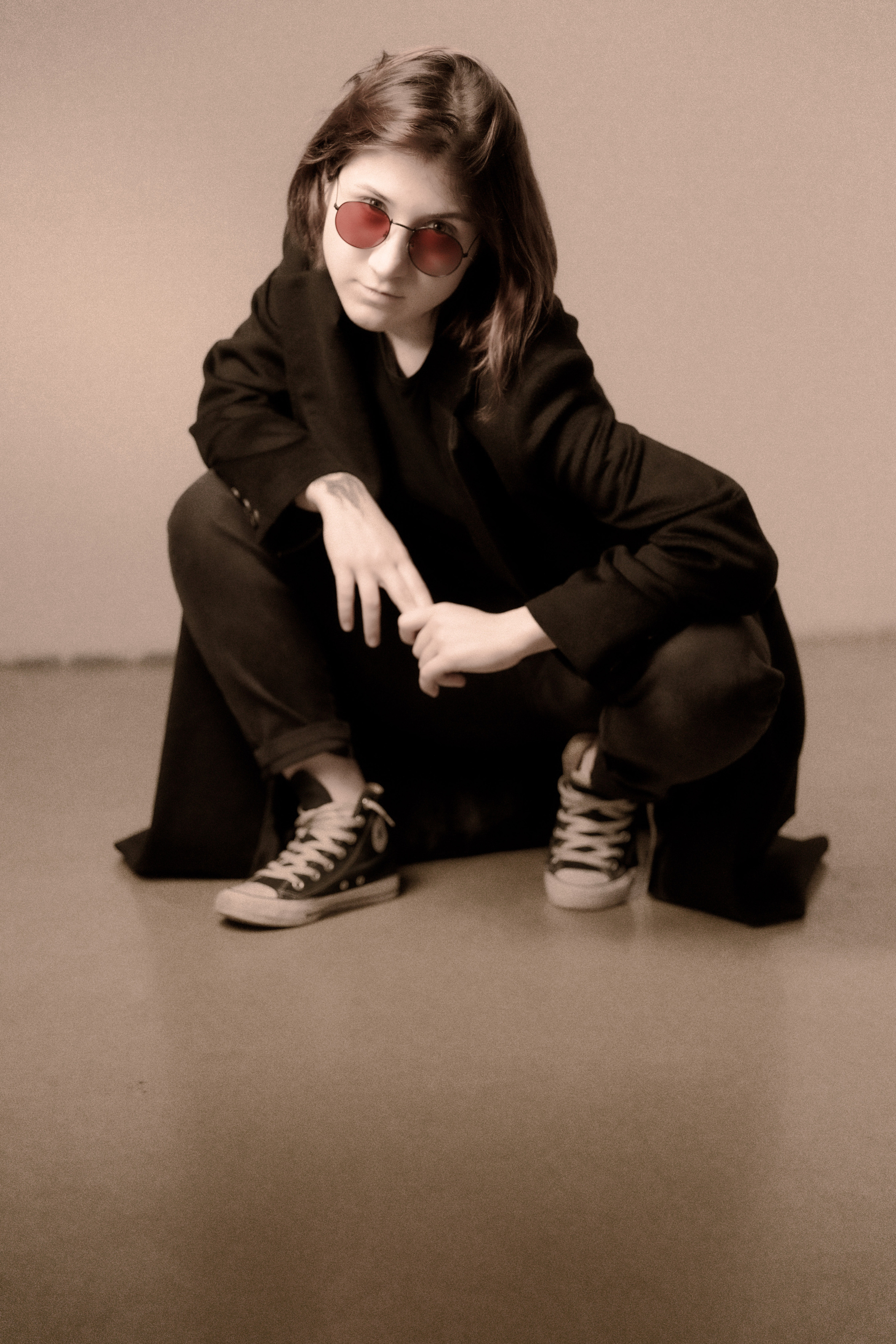 Фотосессия в студии девушка танцует в образе Джона Леннона