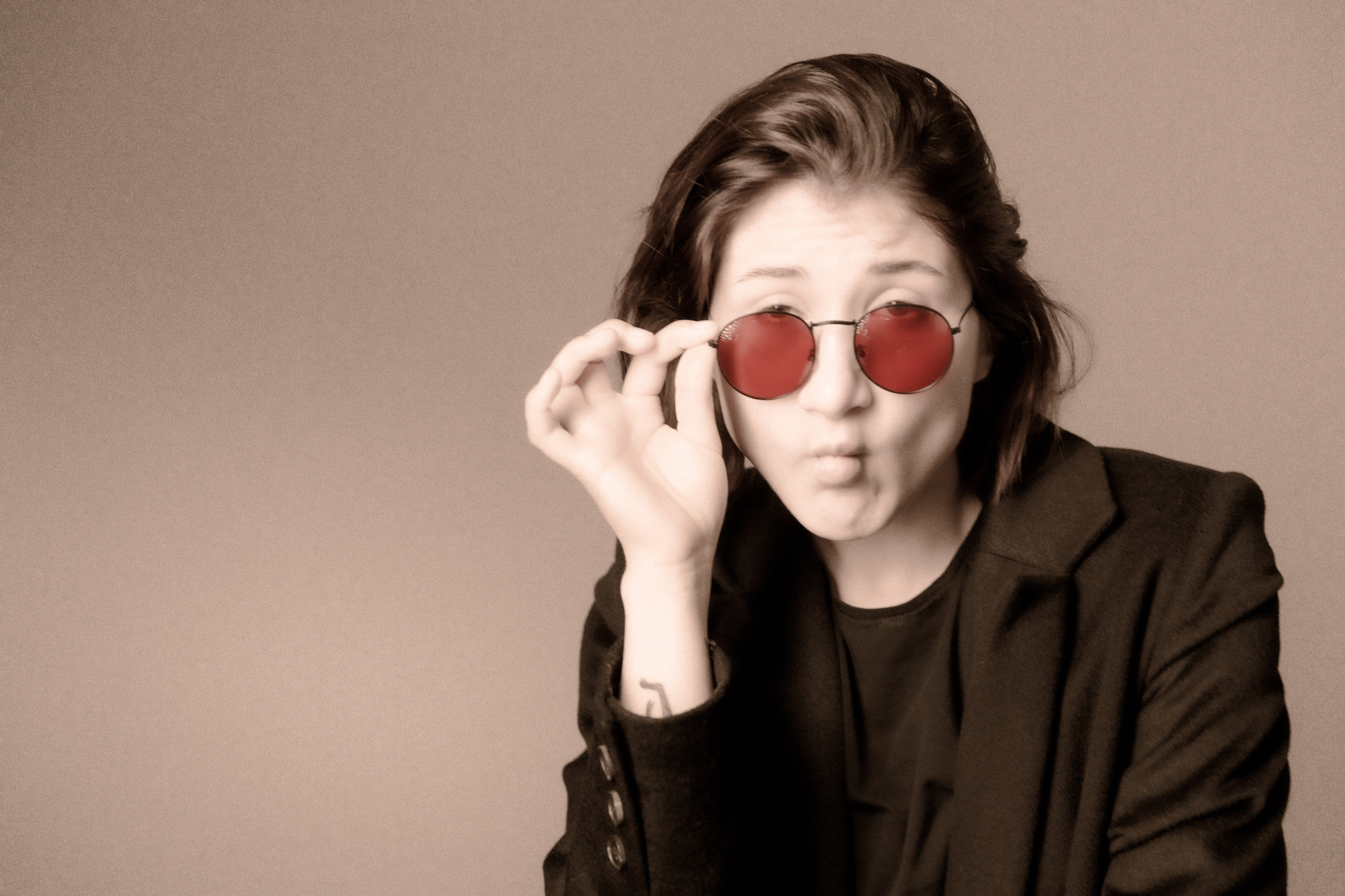 Фотосессия в студии девушка танцует в образе Джона Леннона