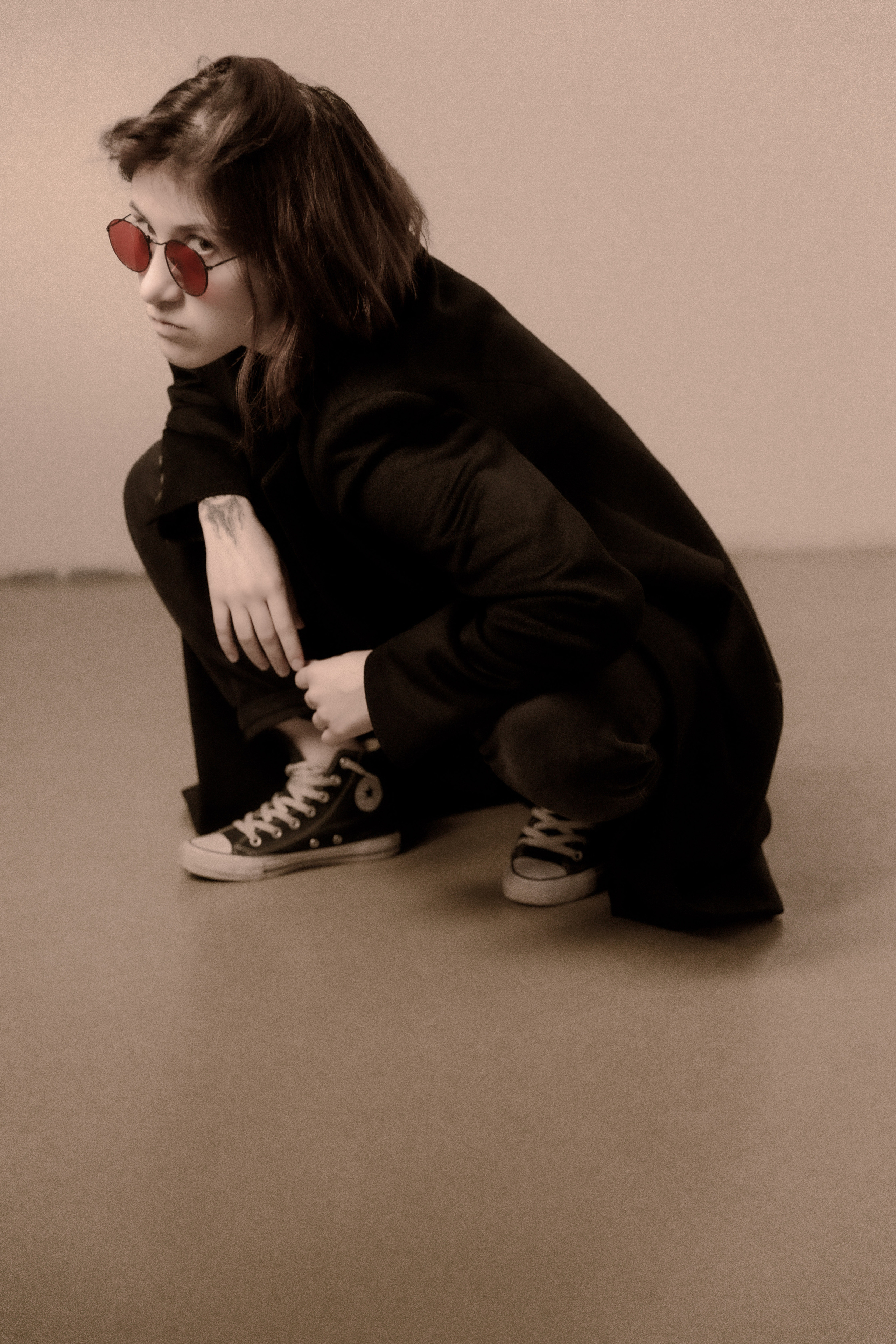 Фотосессия в студии девушка танцует в образе Джона Леннона