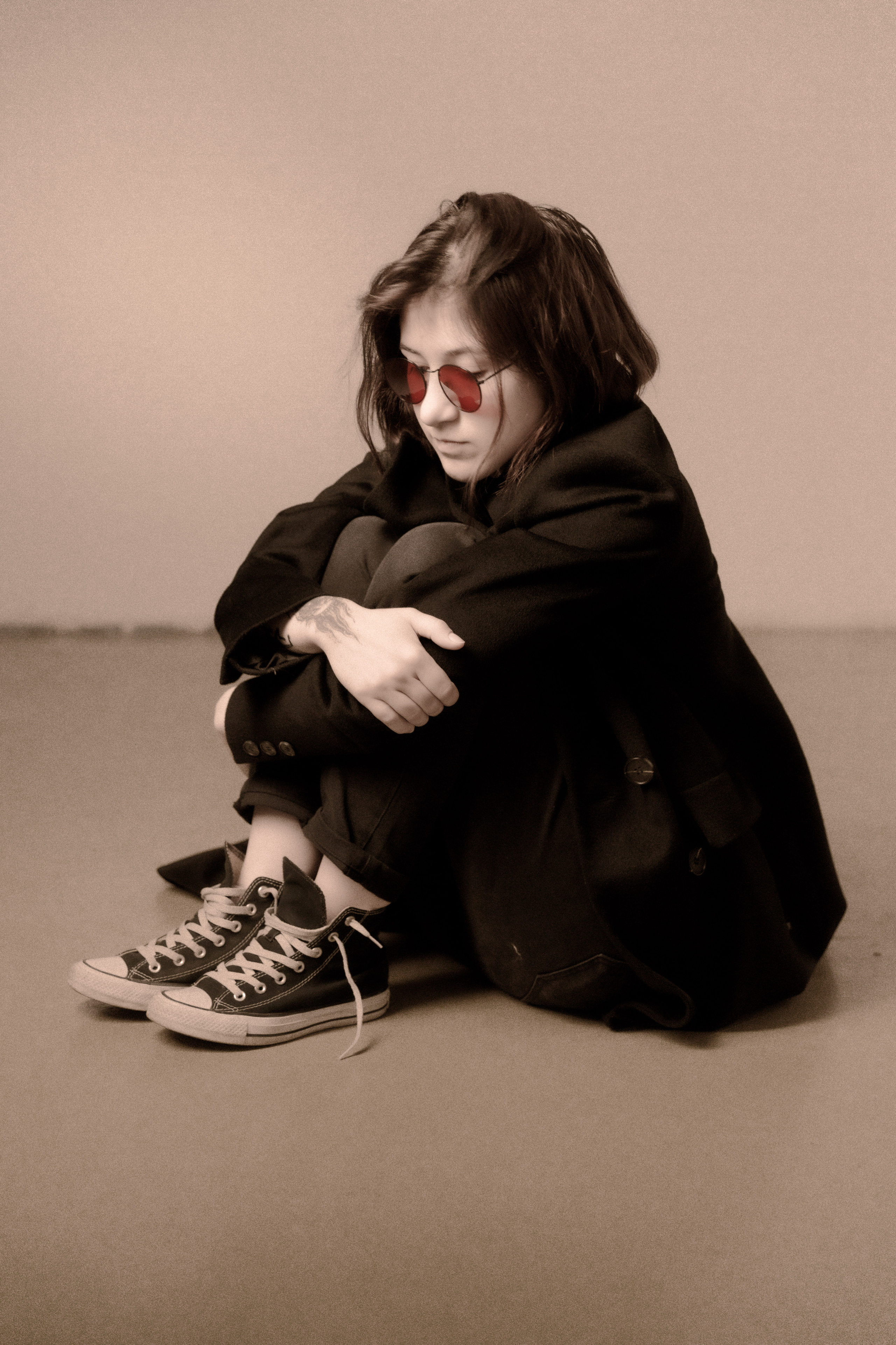 Фотосессия в студии девушка танцует в образе Джона Леннона