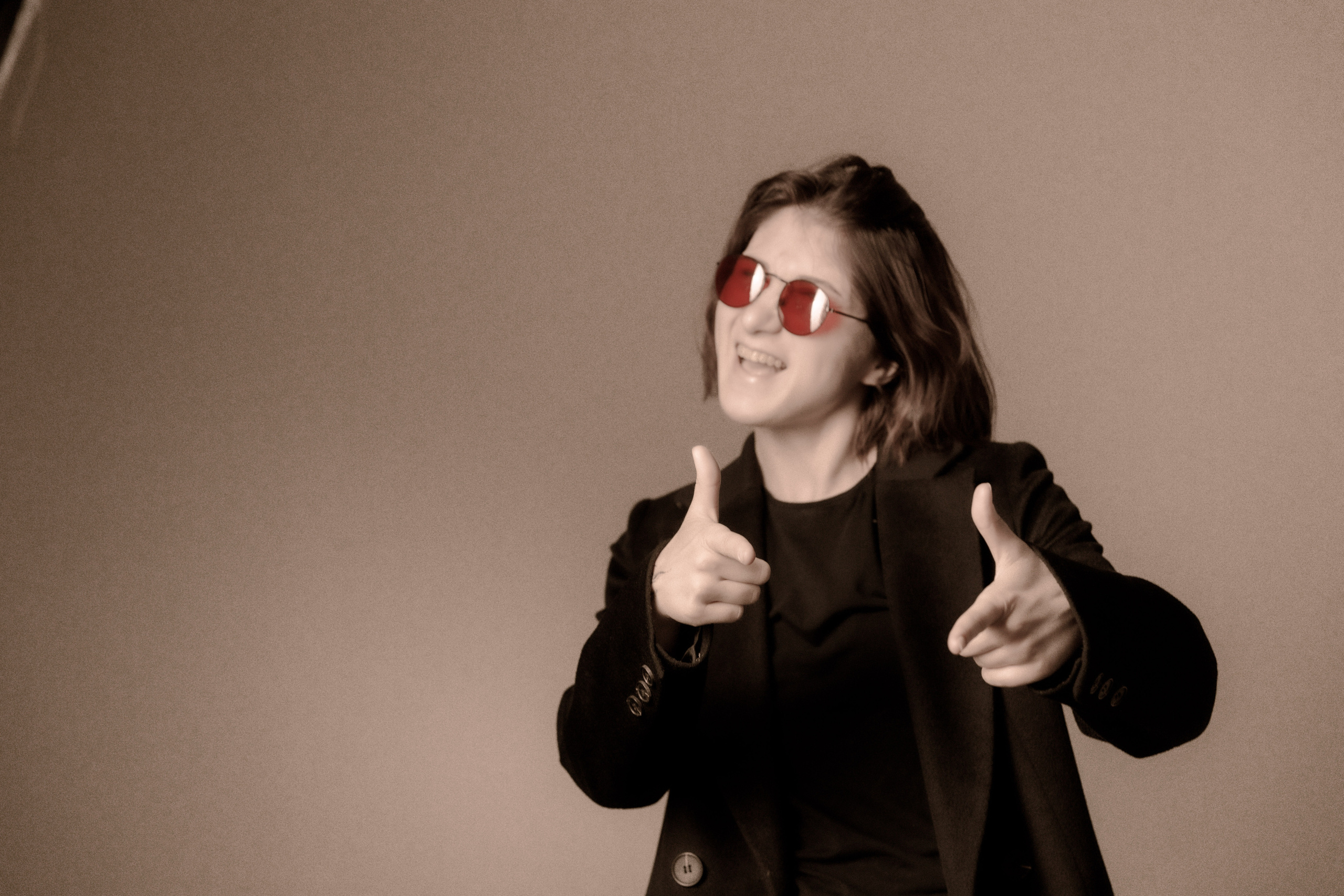 Фотосессия в студии девушка танцует в образе Джона Леннона