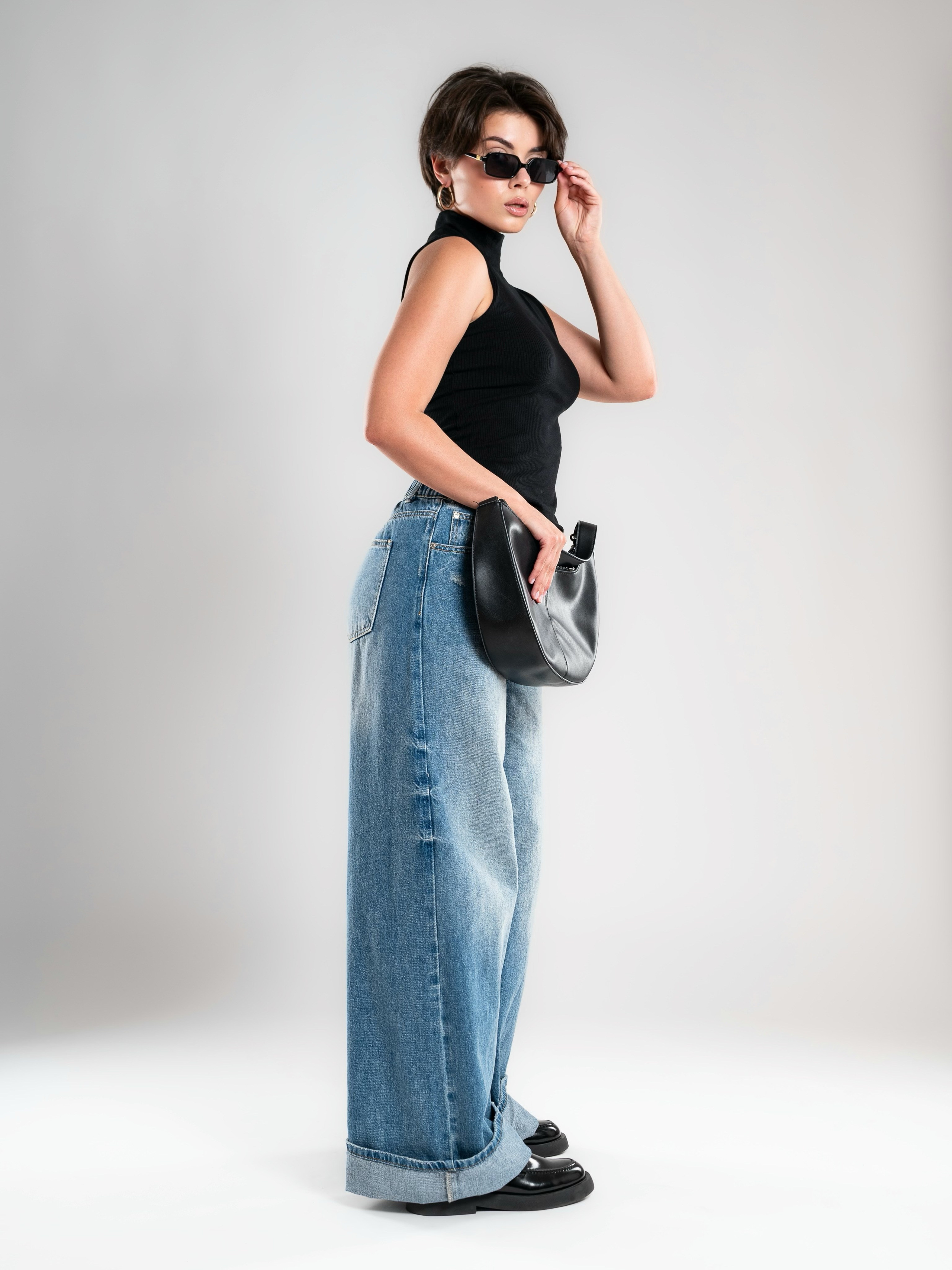 Джинсы на 2х моделях. Предметный фотограф, фото для маркетплейсов Пятигорск, КМВ