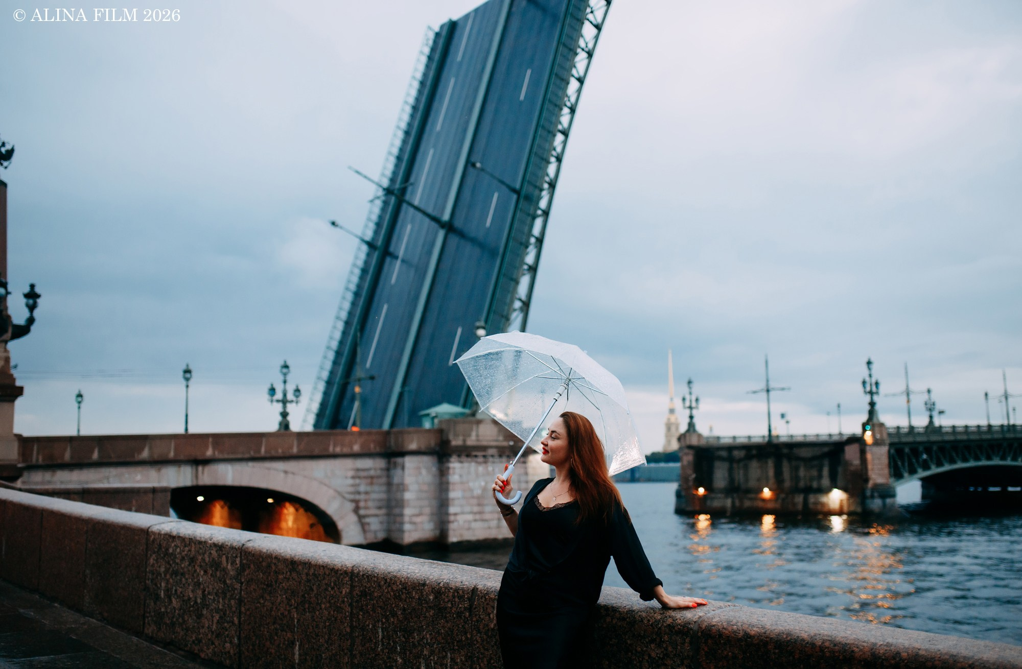 Фотосессия в дождь на разведенных мостах. Фотограф в Санкт-Петербурге Alina Film