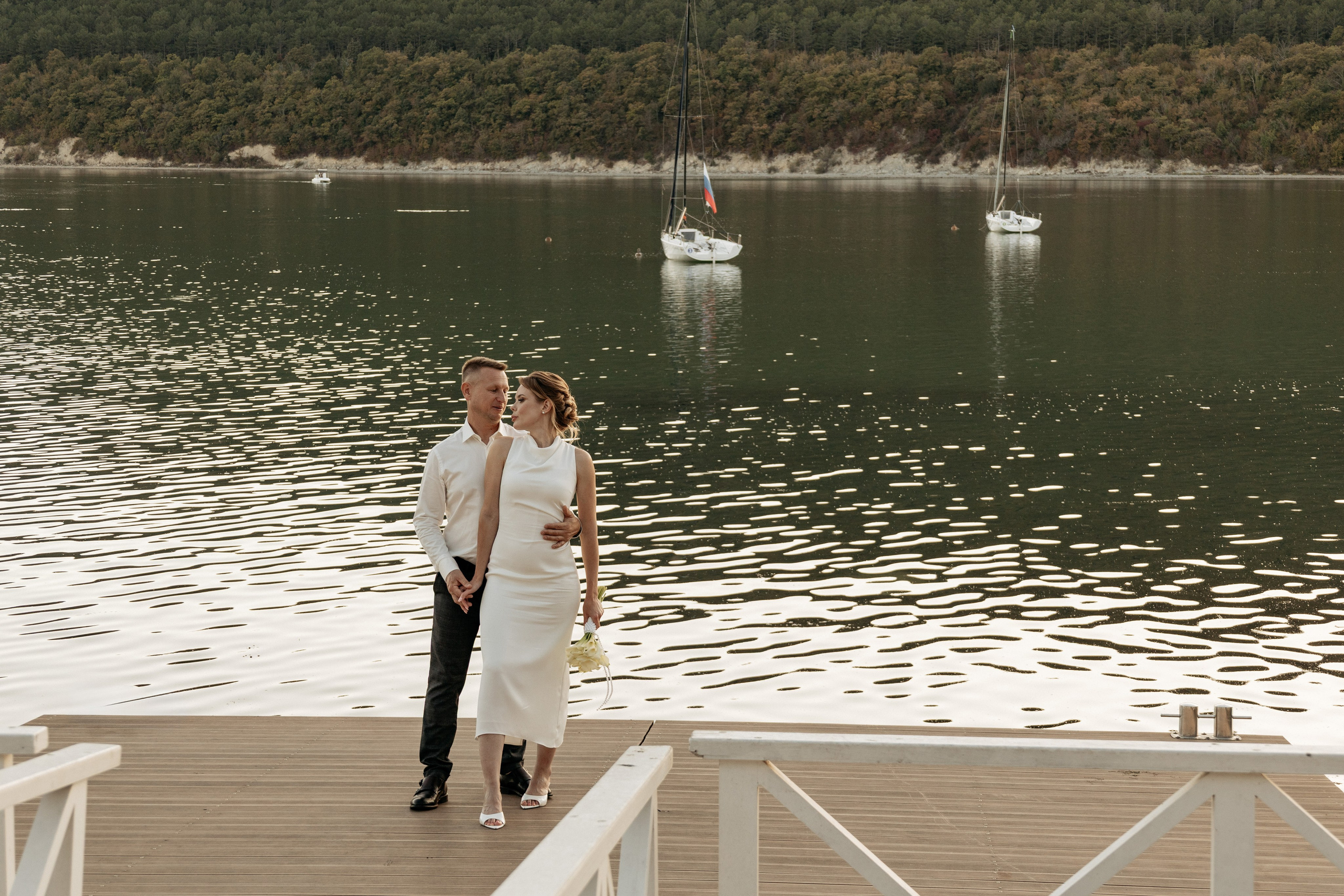  Свадебная прогулка по мостикам через озеро Абрау