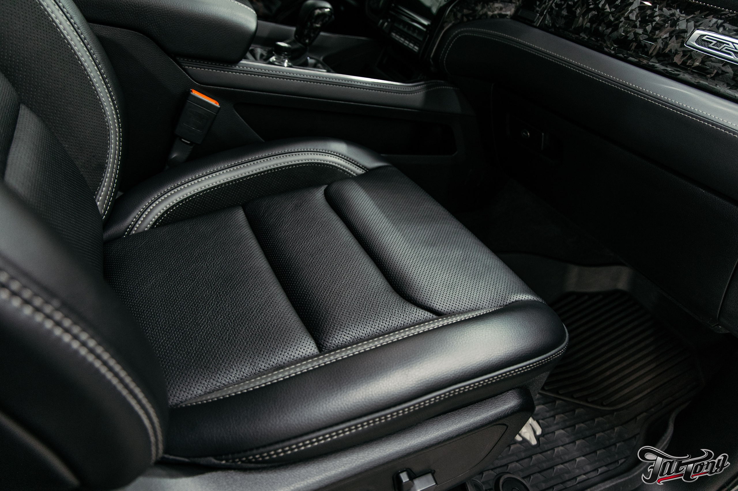 Ram TRX ламинация карбоном внешних элементов кузова, салона и установка распорки. DeLorein